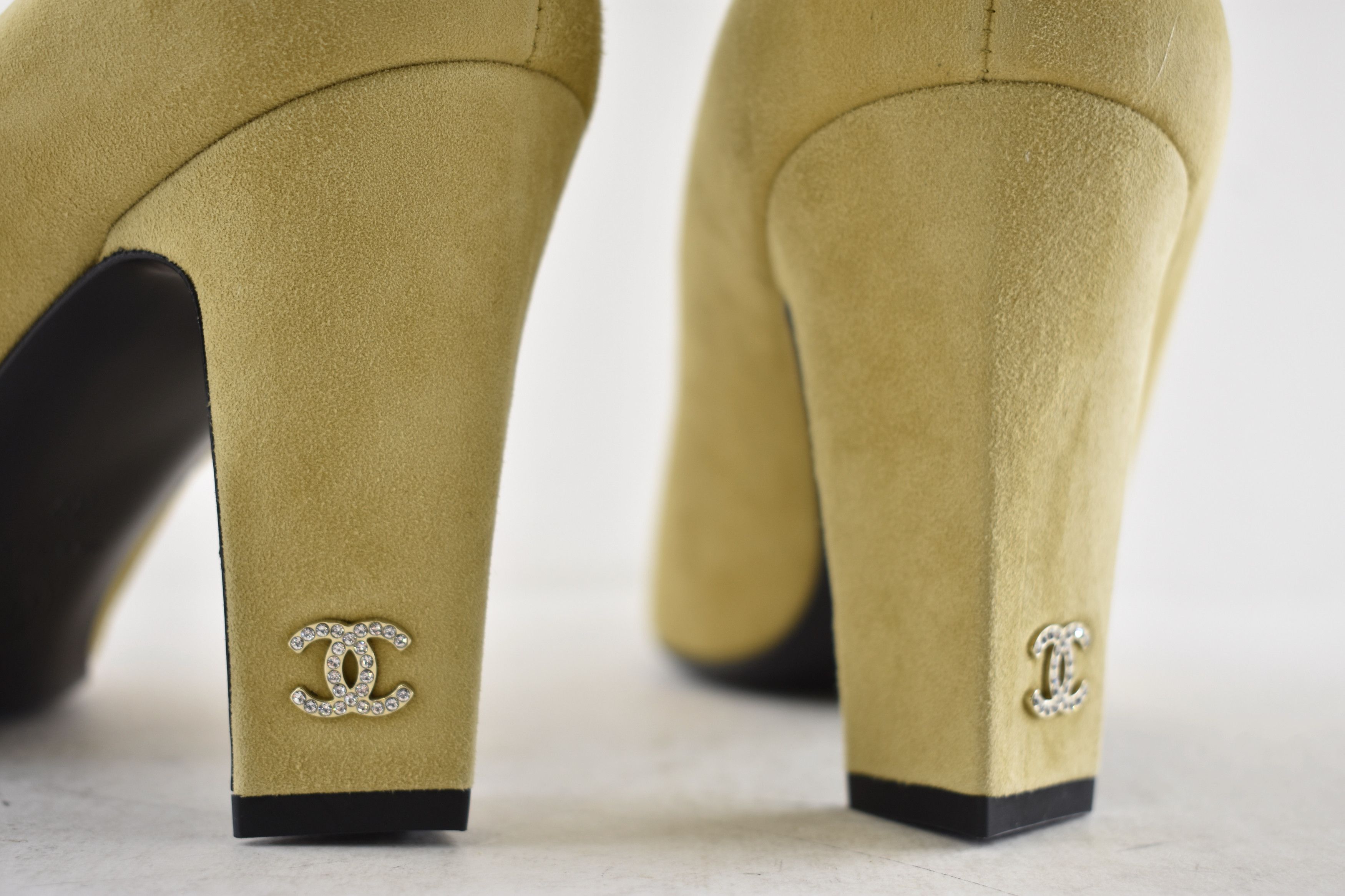 Chanel 25A Suede Black Square CC Crystal Logo Heel Of Fame Pump 39 Size US 9 / IT 39 - 14 Thumbnail