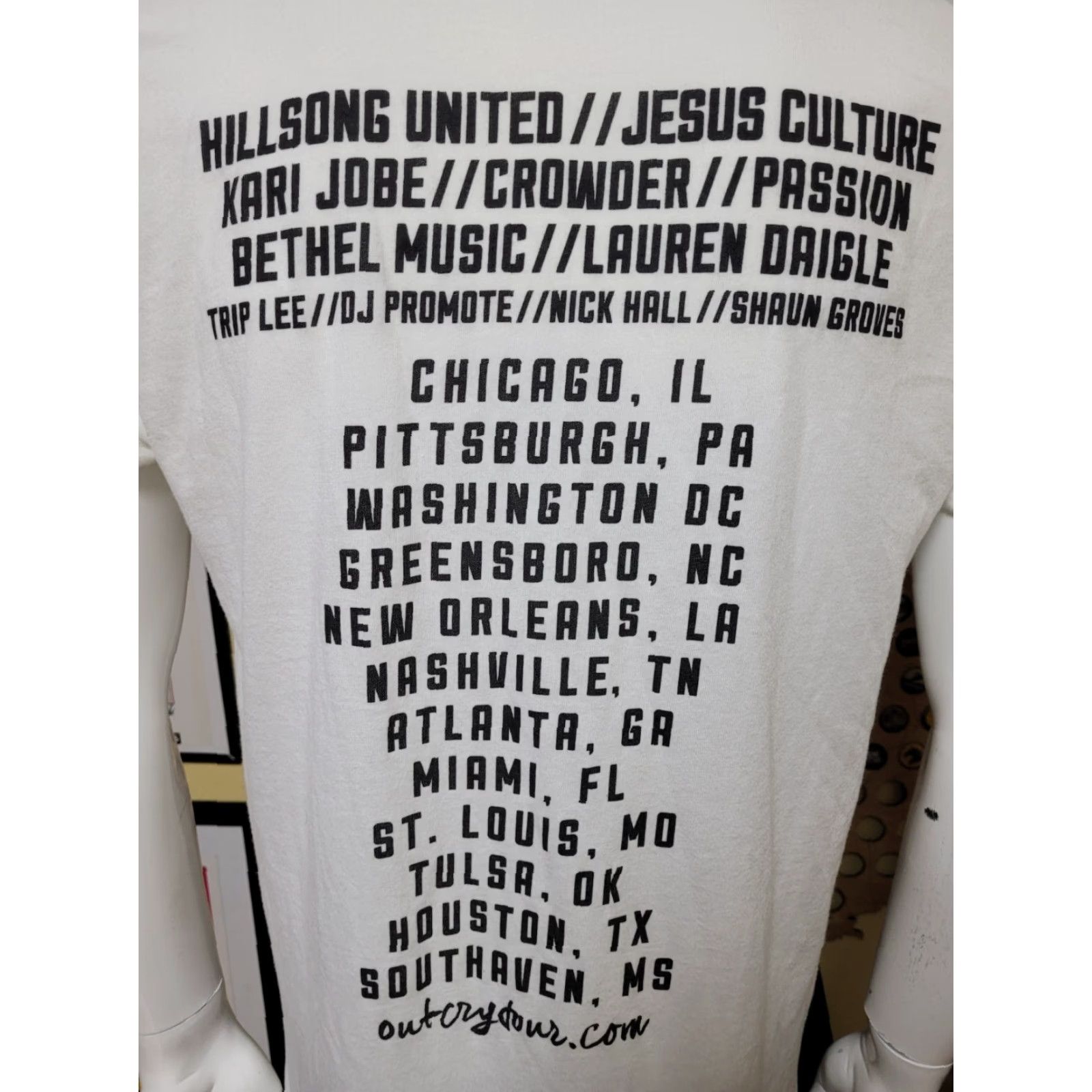 Tultex VINTAGE OUTCRY Tour 2015 Christian Music Tour T Shirt Large Hillsong Kari Jobe Crowder Shirt Mens White Cotton Blend Graphic Tee Size US L / EU 52-54 / 3 - 3 Thumbnail