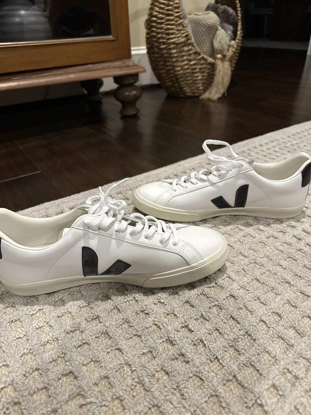 Veja Veja Low Tops in White with Black Emblems Size US 12 / EU 45 - 2 Thumbnail