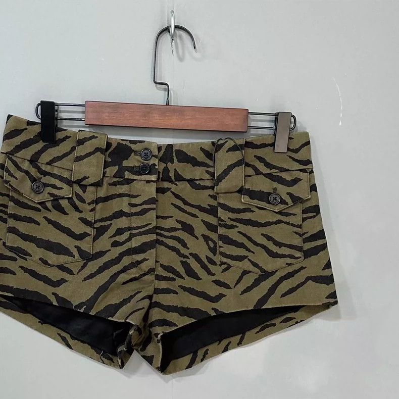 Saint Laurent Paris Saint Laurent Paris Leopard print shorts 2505-Nextarrow Size 37" - 2 Thumbnail