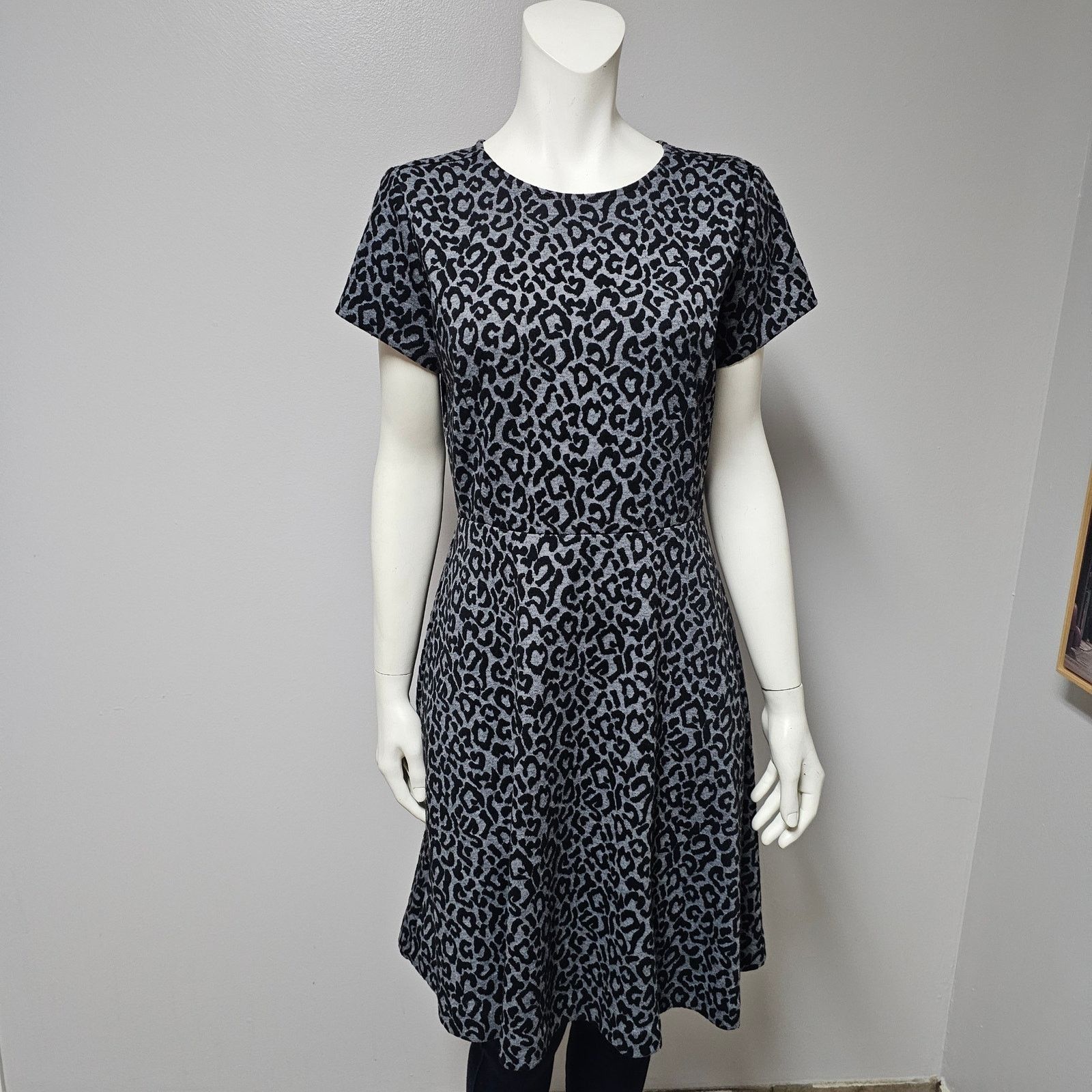 Loft Ann Taylor LOFT Gray/Black Animal Print Swing Knit Dress sz6 Size M / US 6-8 / IT 42-44 - 1 Thumbnail