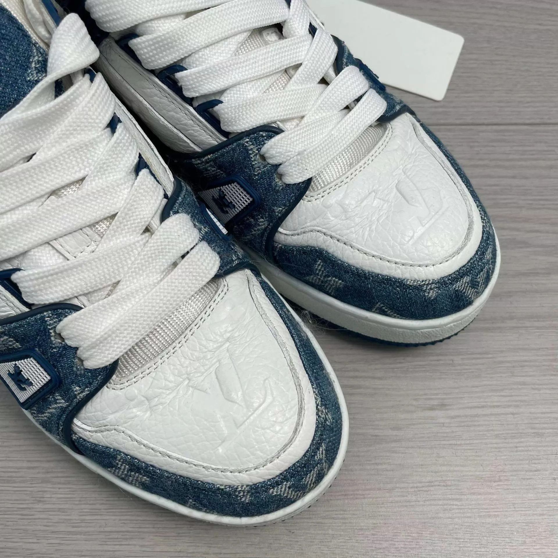 Louis Vuitton LV blue and white low-top sneaker 36.5 260226YJH7S03 Size US 6 / IT 36 - 5 Thumbnail