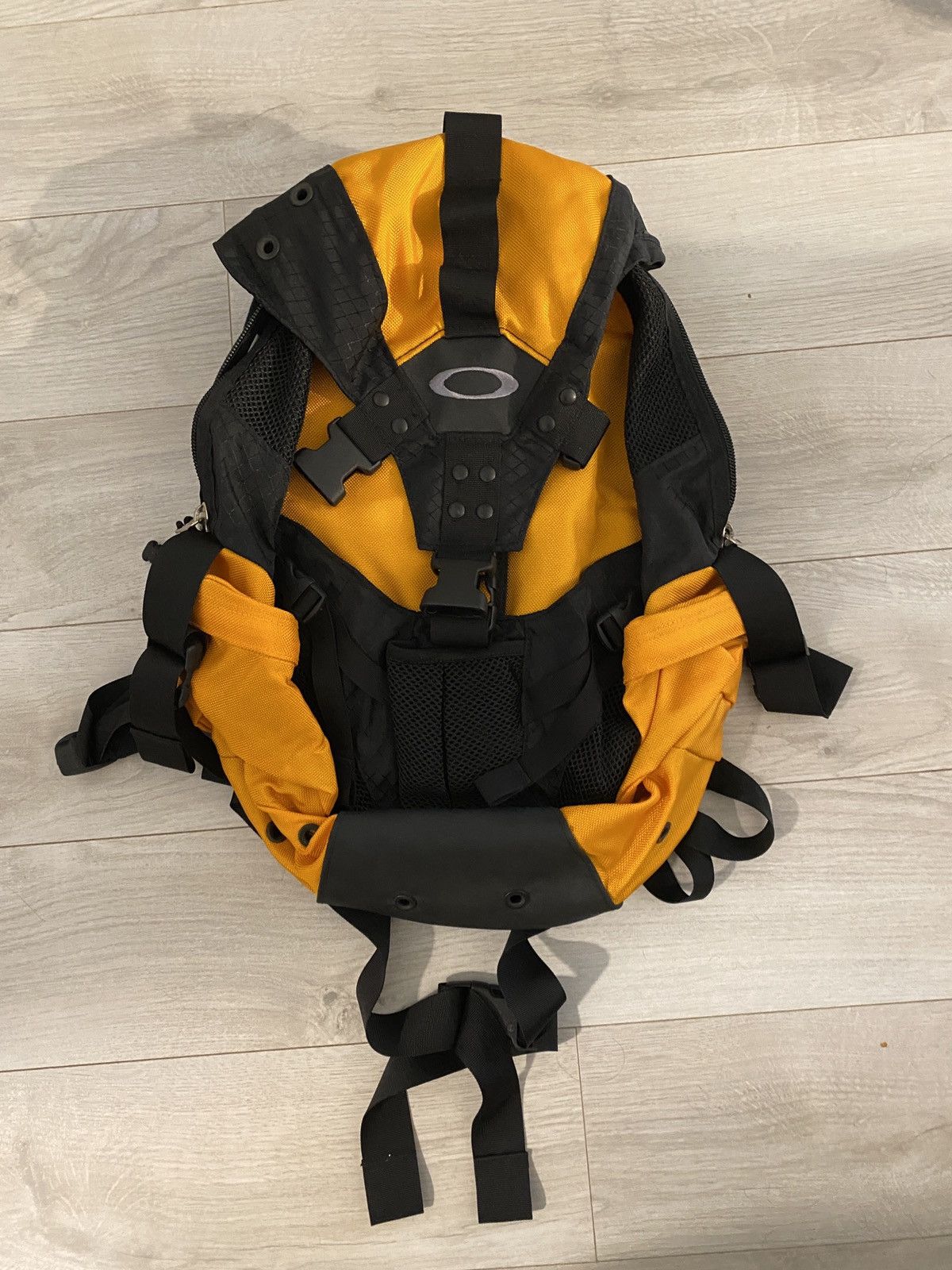 image of Oakley Icon Backpack in Yellow, Men's