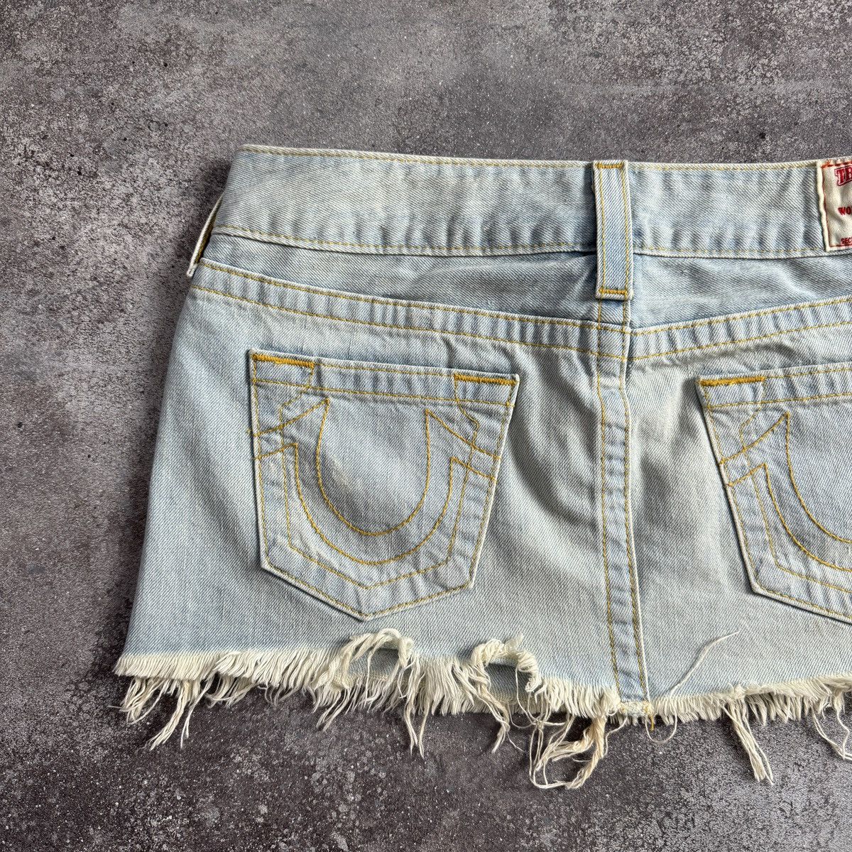 True Religion True Religion Y2K Distressed Denim Sexy Mini Skirt Size 27" / US 4 / IT 40 - 4 Thumbnail