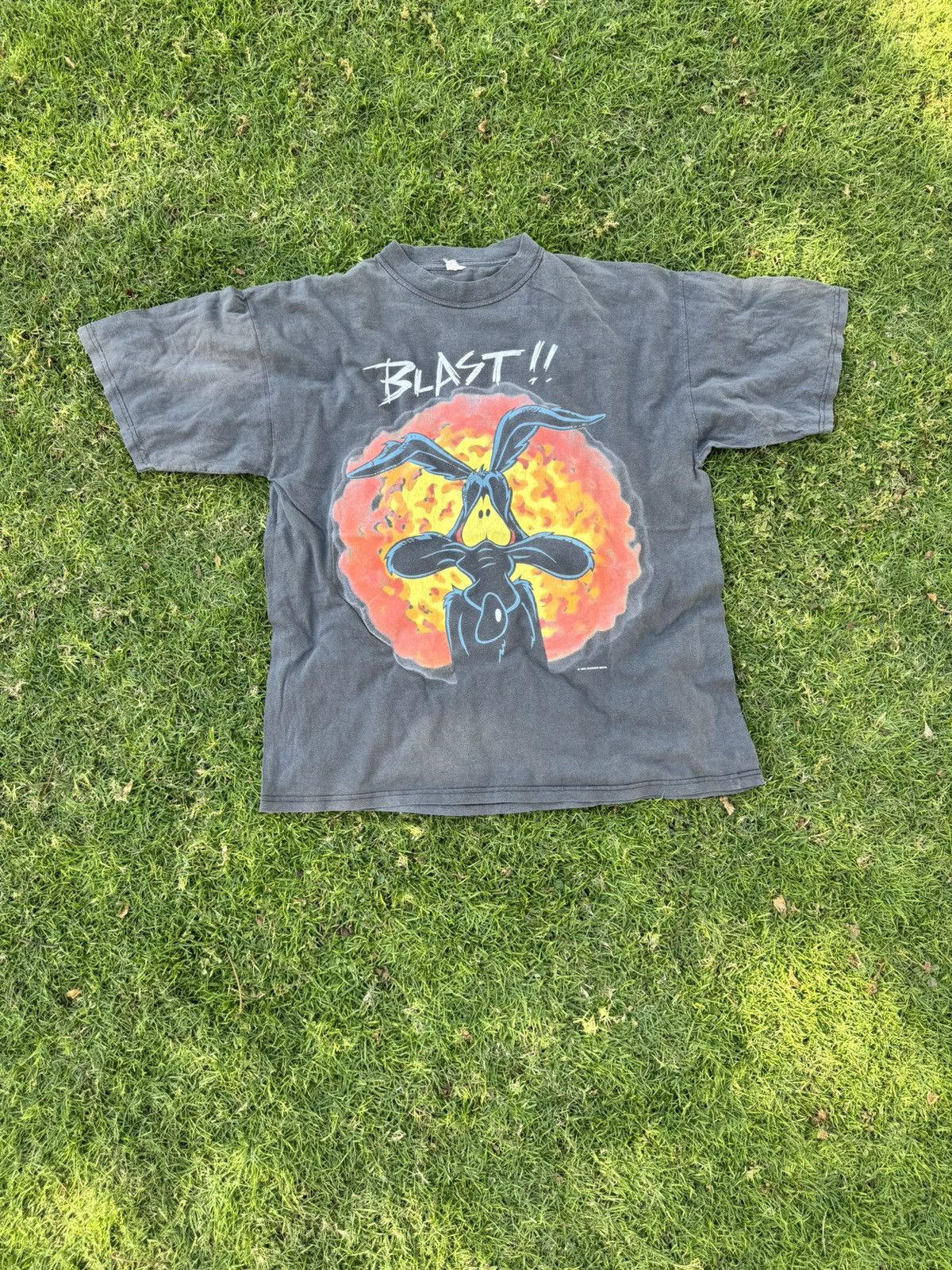 Vintage Vintage Warner Bros Looney Tunes Coyote Blast 1995 T-shirt Size US XL / EU 56 / 4 - 1 Thumbnail