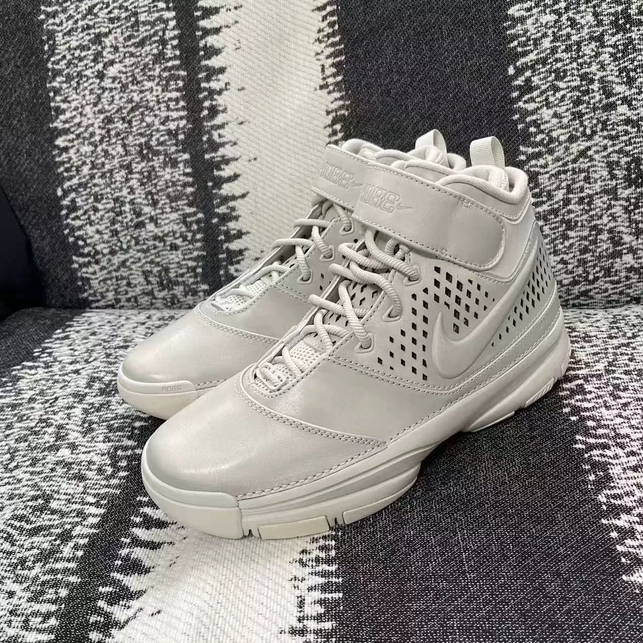 Nike Nike KOBE White Lowtop Sneakers 9 Men Size US 9 / EU 42 - 1 Thumbnail