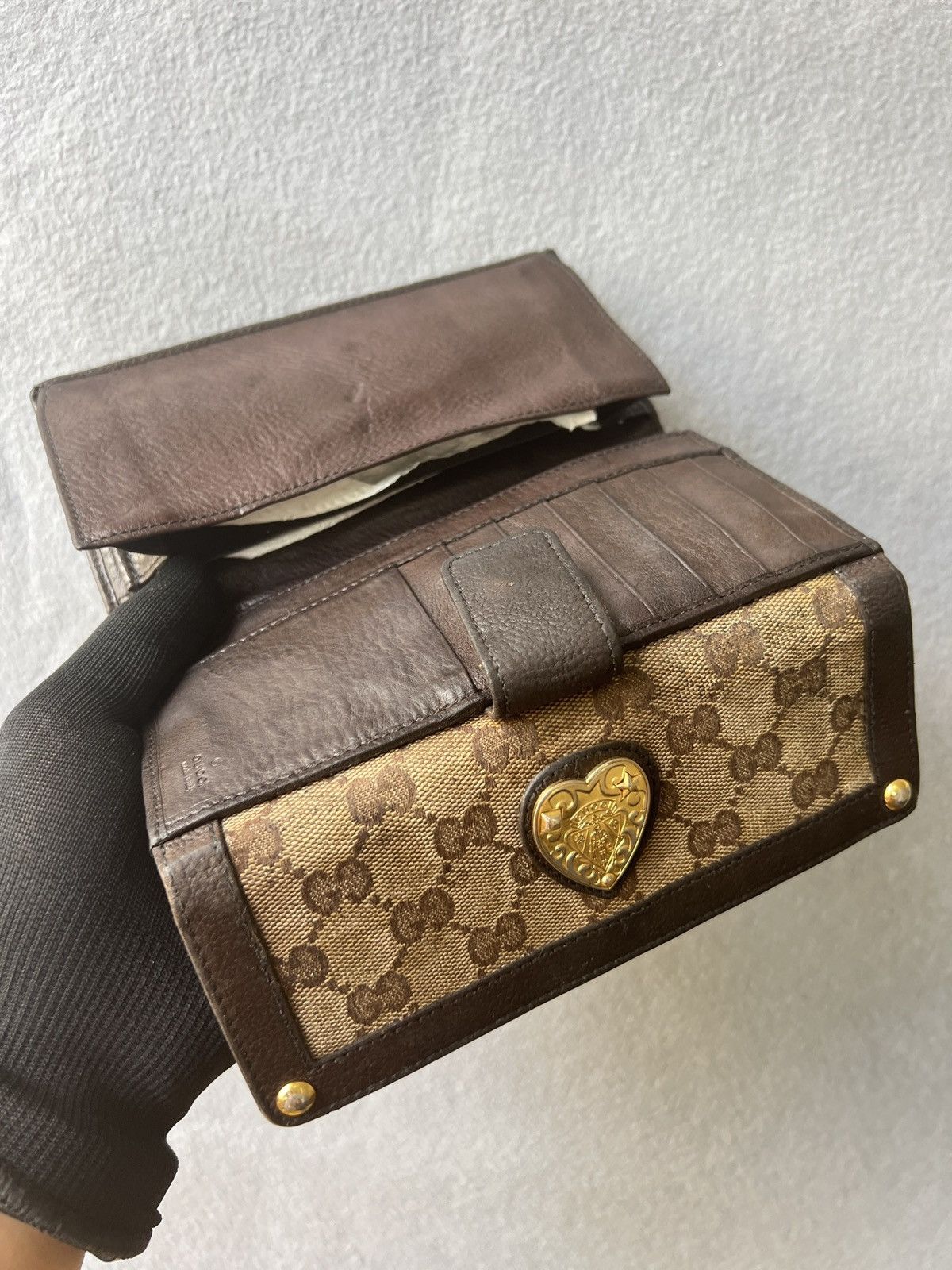 Gucci Authentic Gucci Wallet Heart Crest x Vintage Gucci Size ONE SIZE - 13 Thumbnail