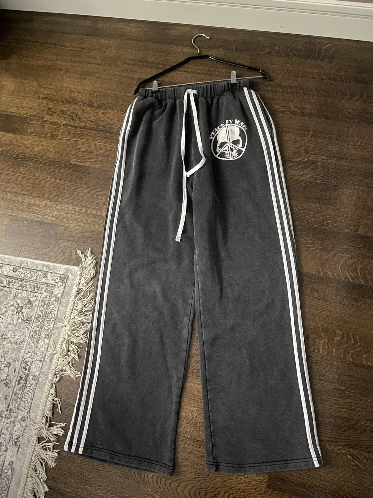 Other Peace in war authentic sweats size L Size US 40 / EU 56 - 1 Thumbnail