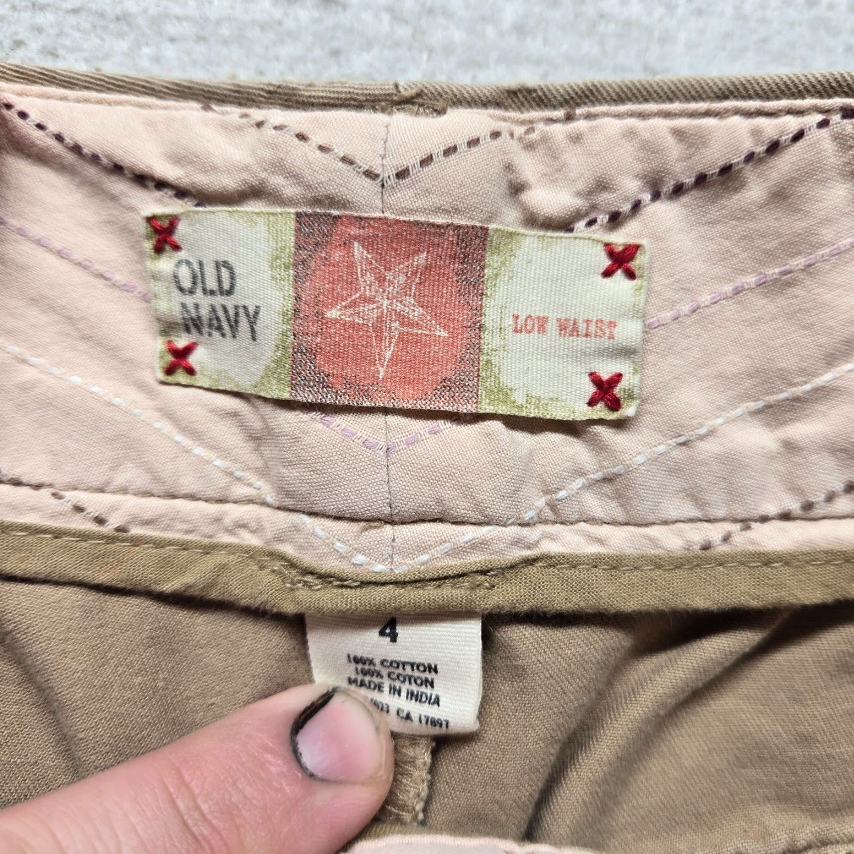Old Navy Old Navy Beige Khakis Chinos Shorts Women Size 4 Regular 100% Cotton Khaki Comfort Wear Size 27" / US 4 / IT 40 - 2 Thumbnail