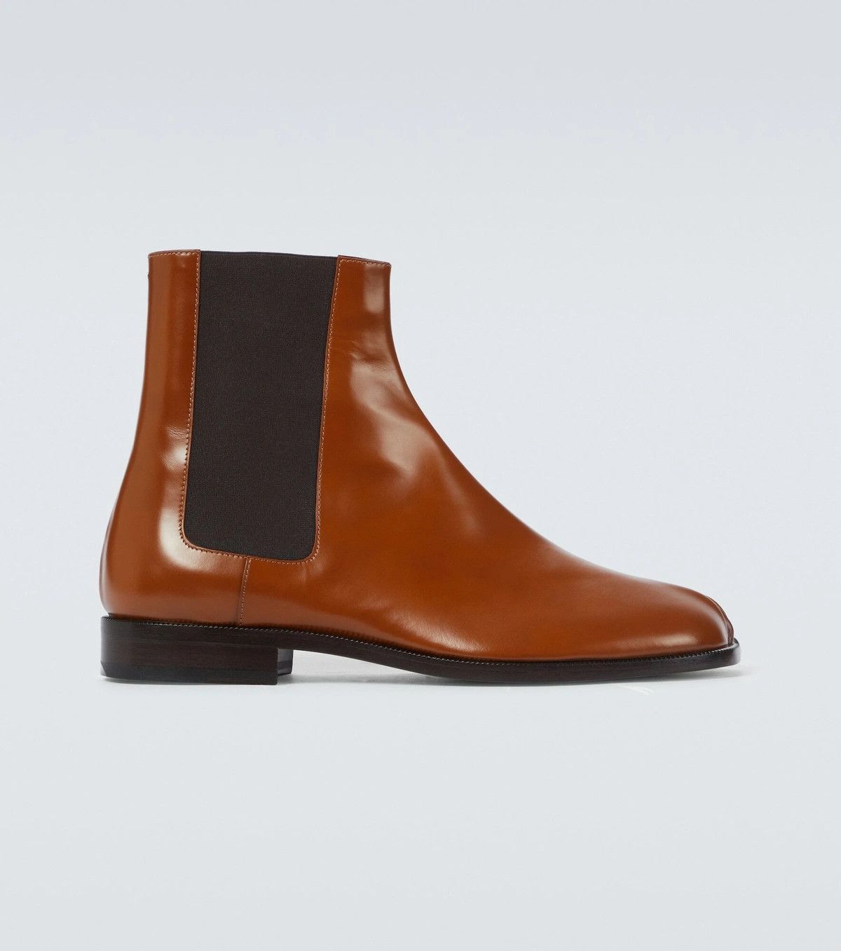 o1w1db11225 Tabi Chelsea Boots in Brown