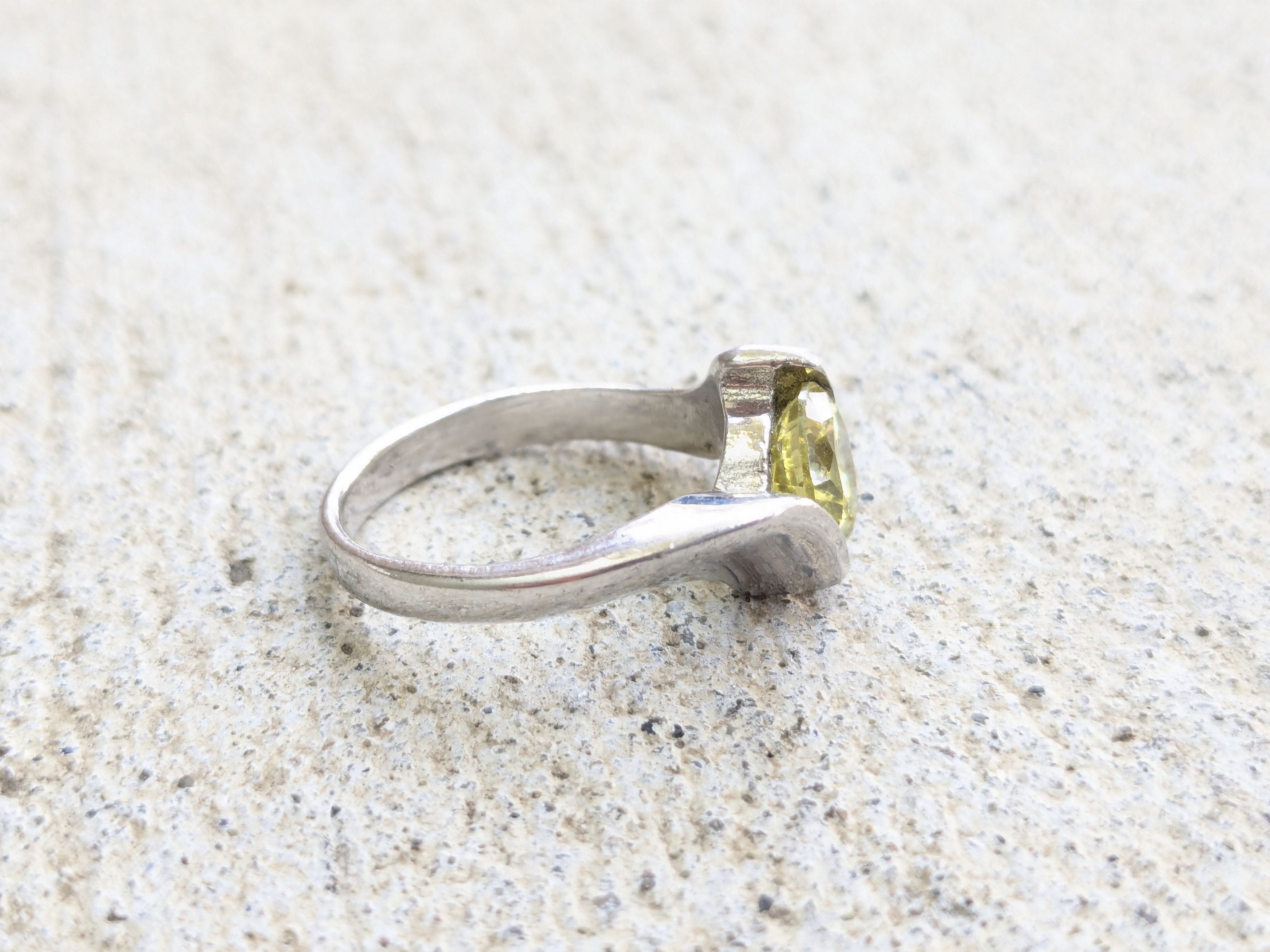Jewelry × Sterling Silver × Vintage Sterling Silver Ring Green CZ Round Faceted Bypass 7.75 Size ONE SIZE - 3 Thumbnail