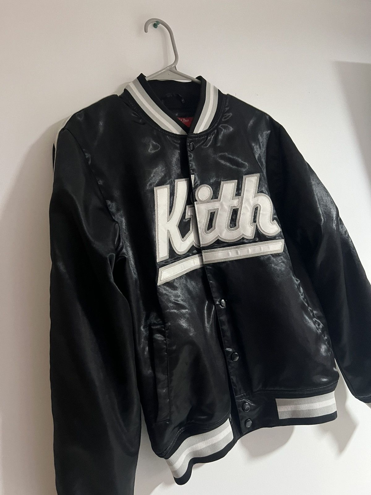 Kith × Mitchell & Ness Mitchell & Ness x KITH Classic SATIN bomber jacket size SMAL Size US S / EU 44-46 / 1 - 3 Thumbnail