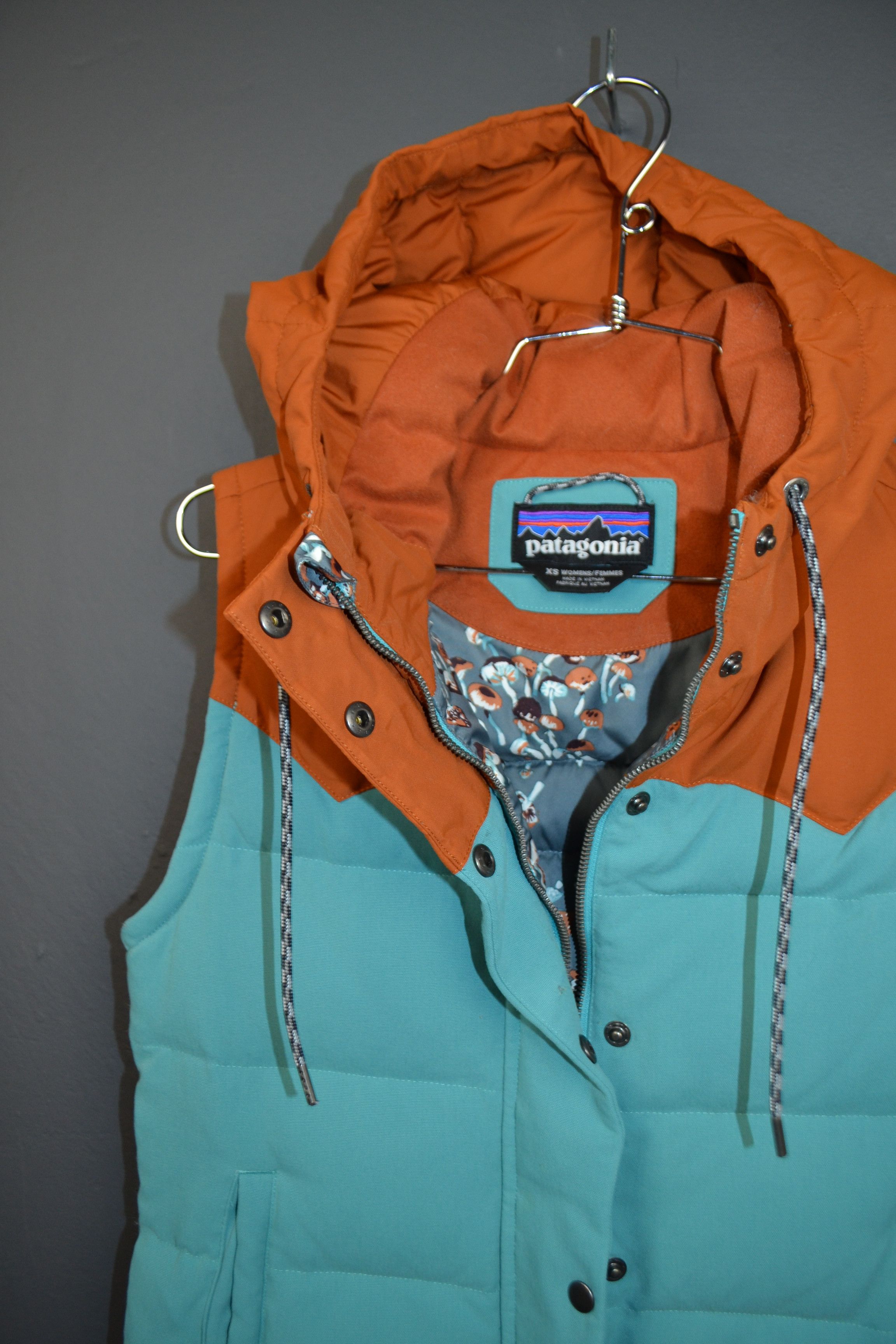 Patagonia Patagonia XS Teal Khaki Bivy Mushroom Lining Down Vest Size XS / US 0-2 / IT 36-38 - 1 Thumbnail