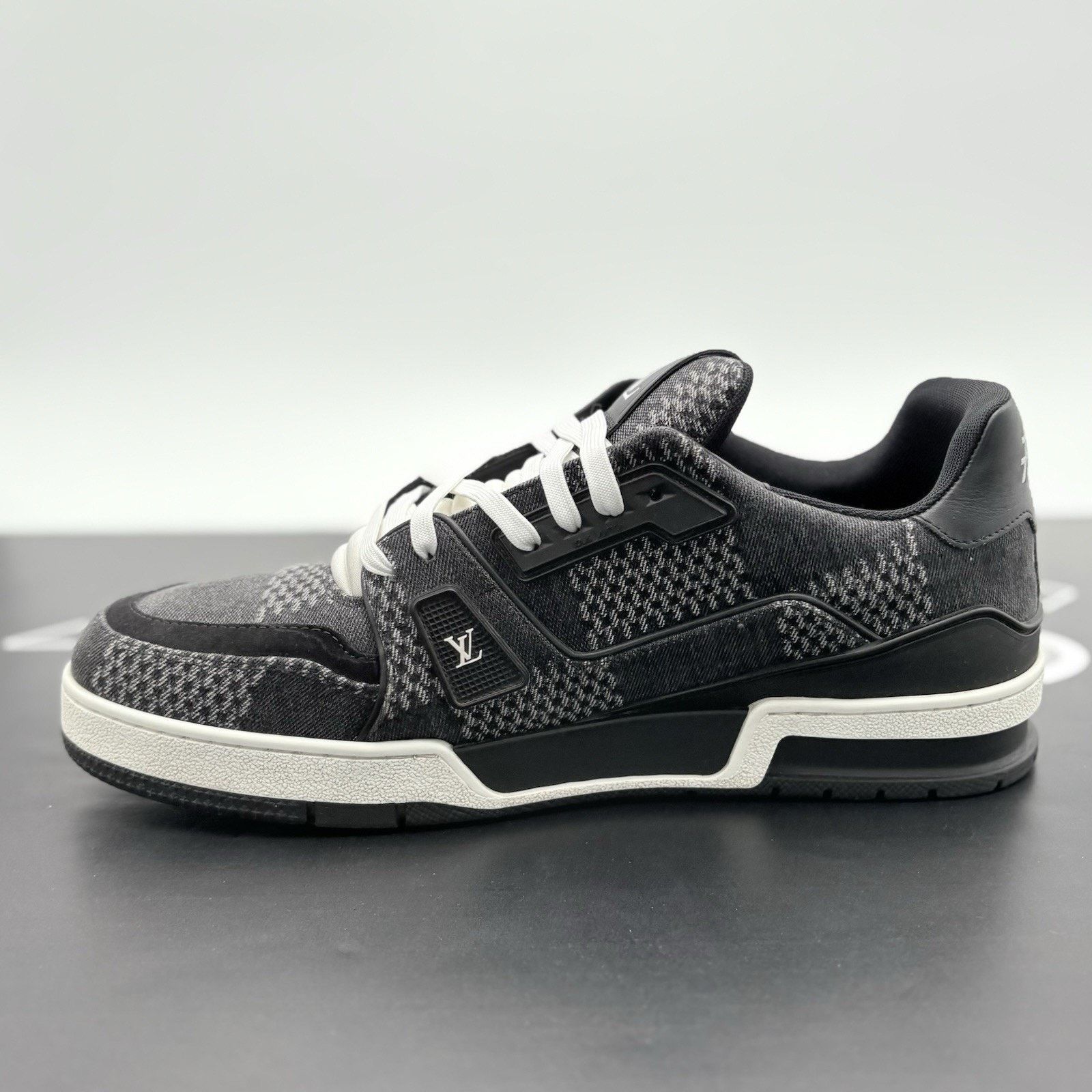 Louis Vuitton 10.5-11 US Louis Vuitton Trainer ' Black White '| VERY CLEAN Size US 11 / EU 44 - 4 Thumbnail
