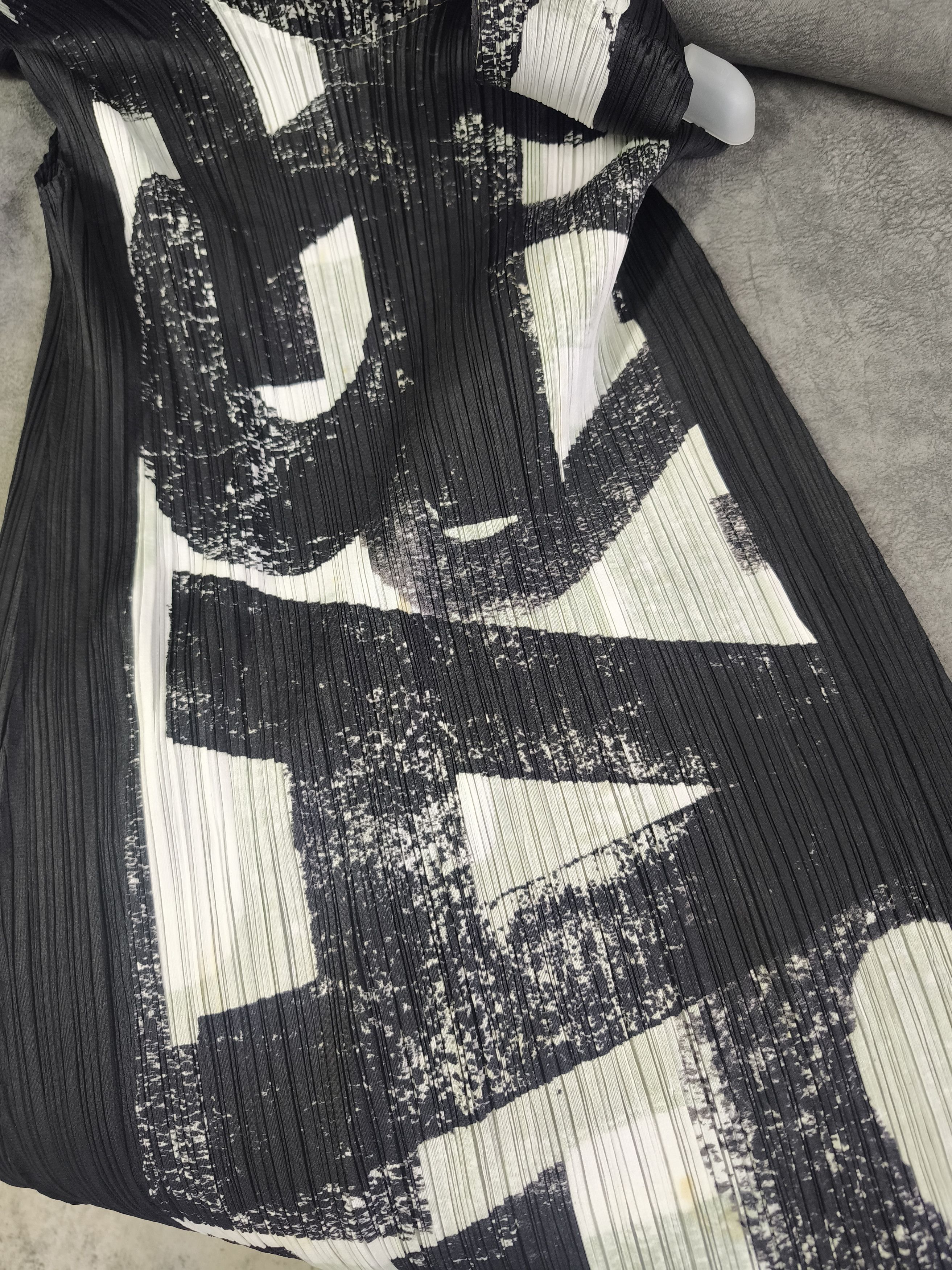 Pleats Please Issey Miyake "RARE" Pleats Please Issey Miyake Graphic Art-Print Dress Size M / US 6-8 / IT 42-44 - 3 Thumbnail
