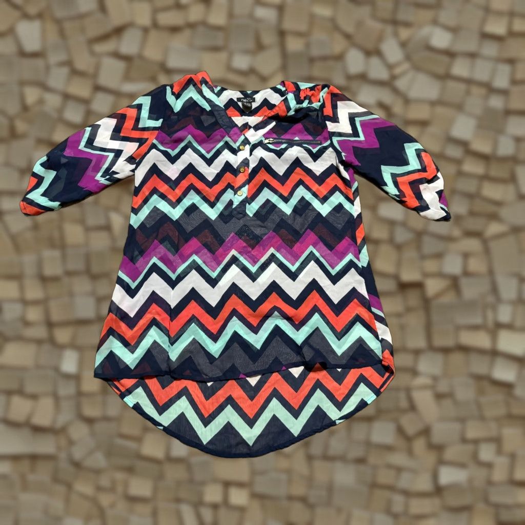 Vintage Rue21 Shirt Women's Medium Purple V-neck 3/4 Sleeve Solid Polyester Casual Fall Spring Summer White Green Blue Red Size M / US 6-8 / IT 42-44 - 1 Thumbnail