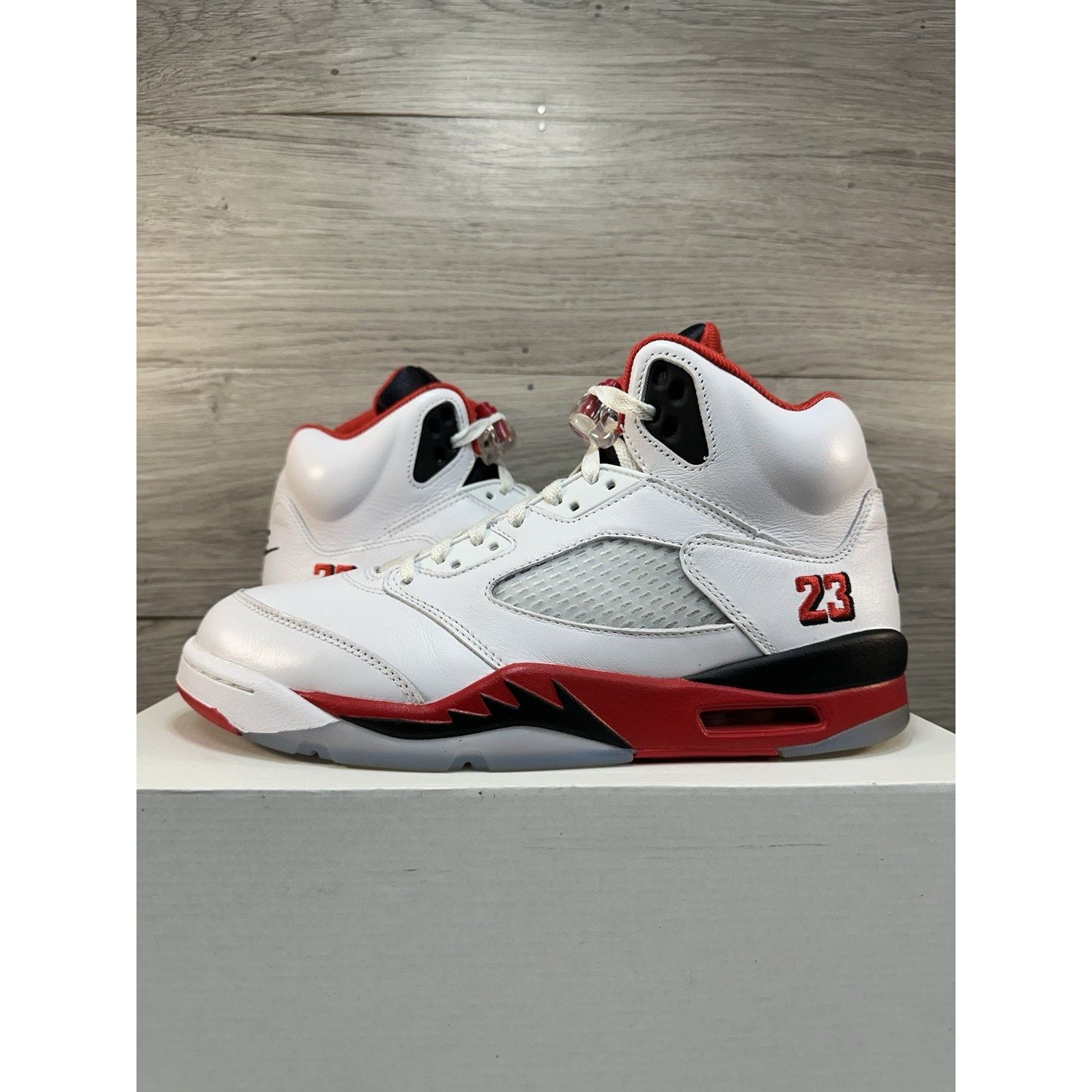 Jordan Brand Air Jordan 5 Retro Fire Red 2025 - Size 11 Size US 11 / EU 44 - 1 Thumbnail