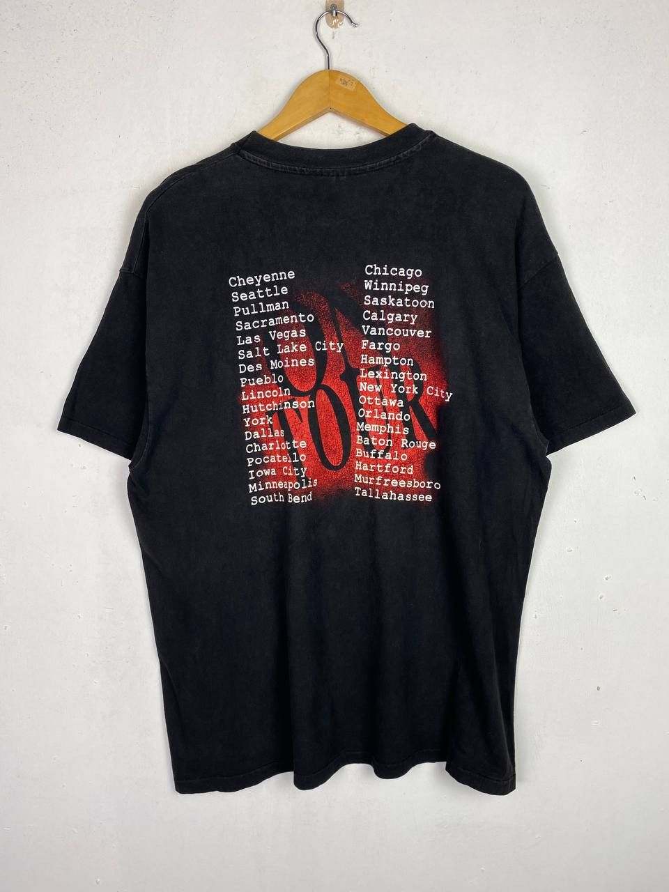 Vintage vintage 90s garth brook on tour tee nice design Size US XL / EU 56 / 4 - 7 Thumbnail