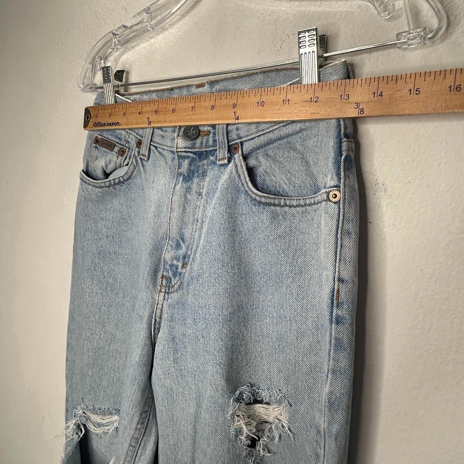 Calvin Klein Calvin Klein Light Wash Distressed Cuffed High-Rise Jeans 4 Size 27" / US 4 / IT 40 - 11 Thumbnail