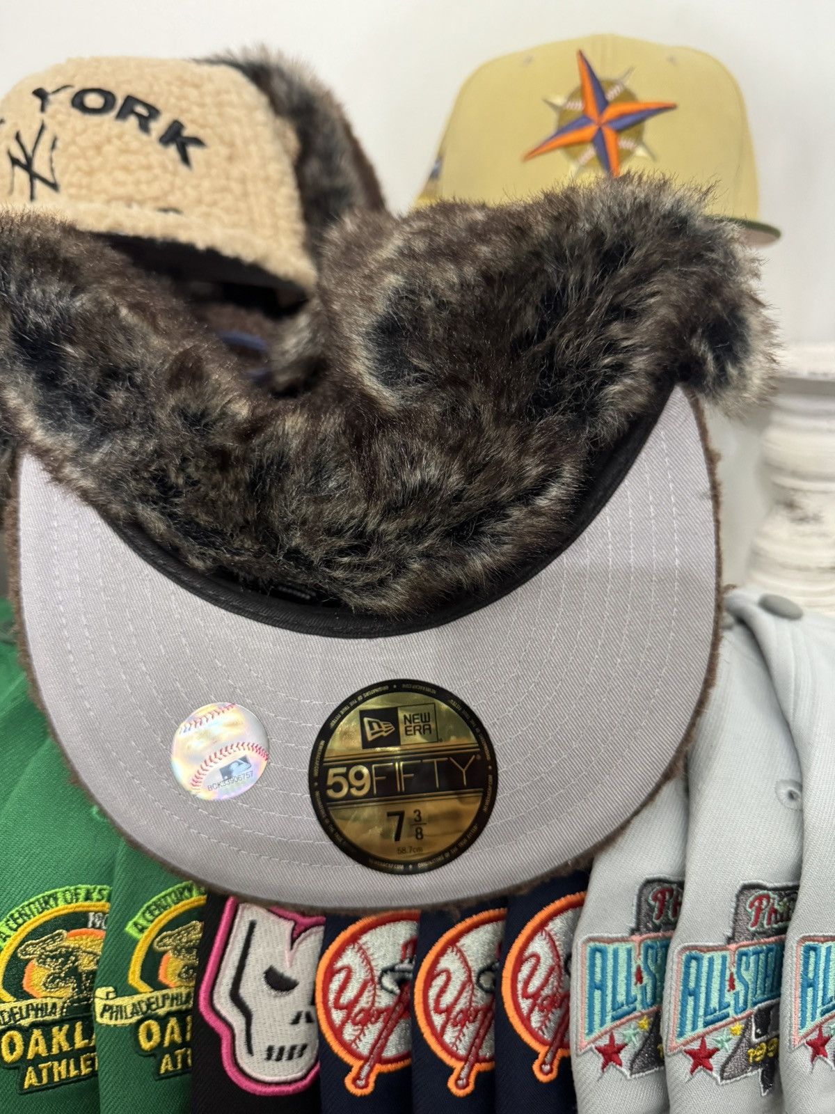 Hat Club × MyFitteds × New Era NEW YORK YANKEES 2009 SHERPA DOG EAR NEW ERA FITTED CAP Size ONE SIZE - 3 Thumbnail