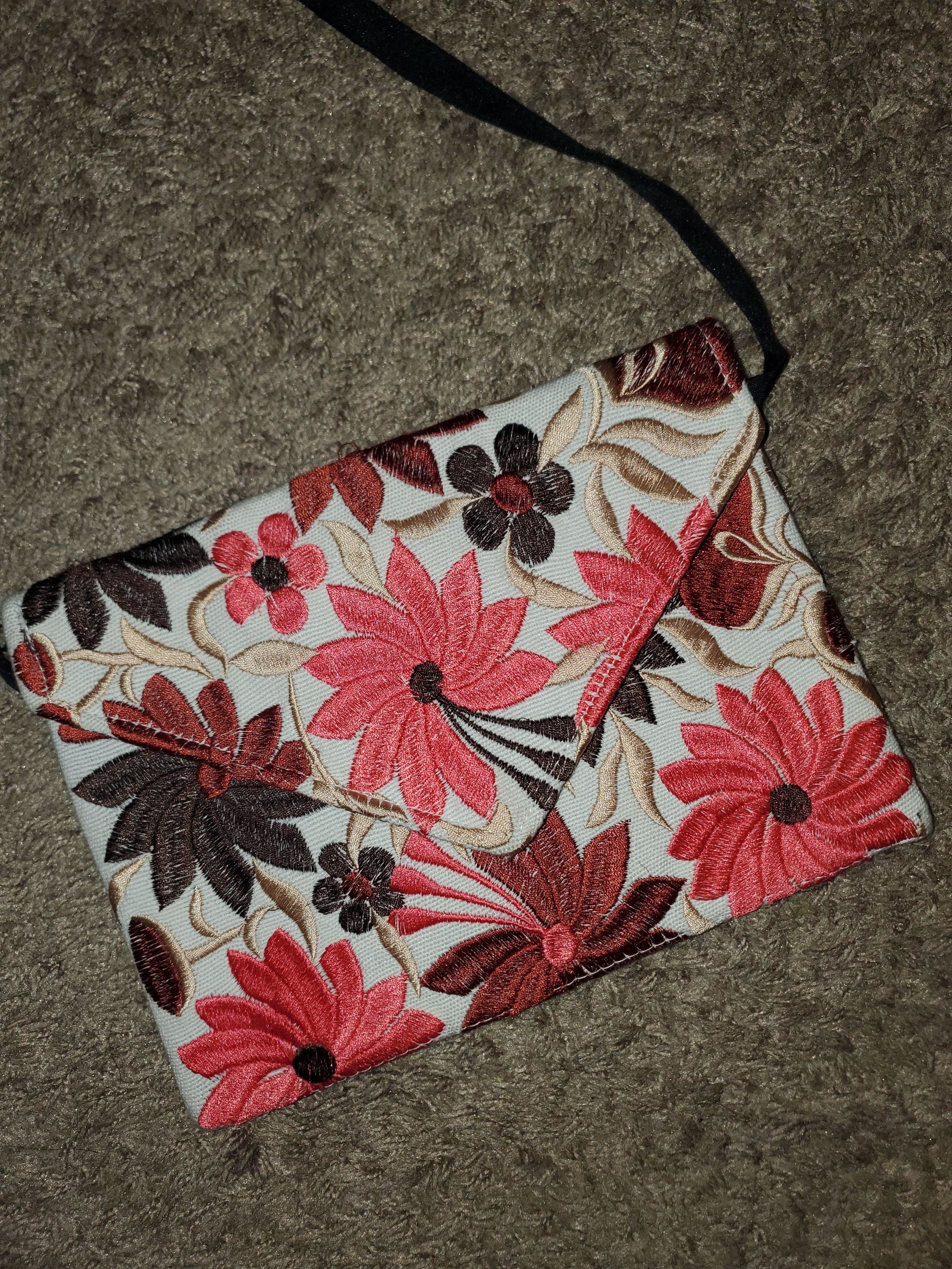 Other *NWOT* Unique full floral embroidered crossbody bag Size ONE SIZE - 1 Thumbnail