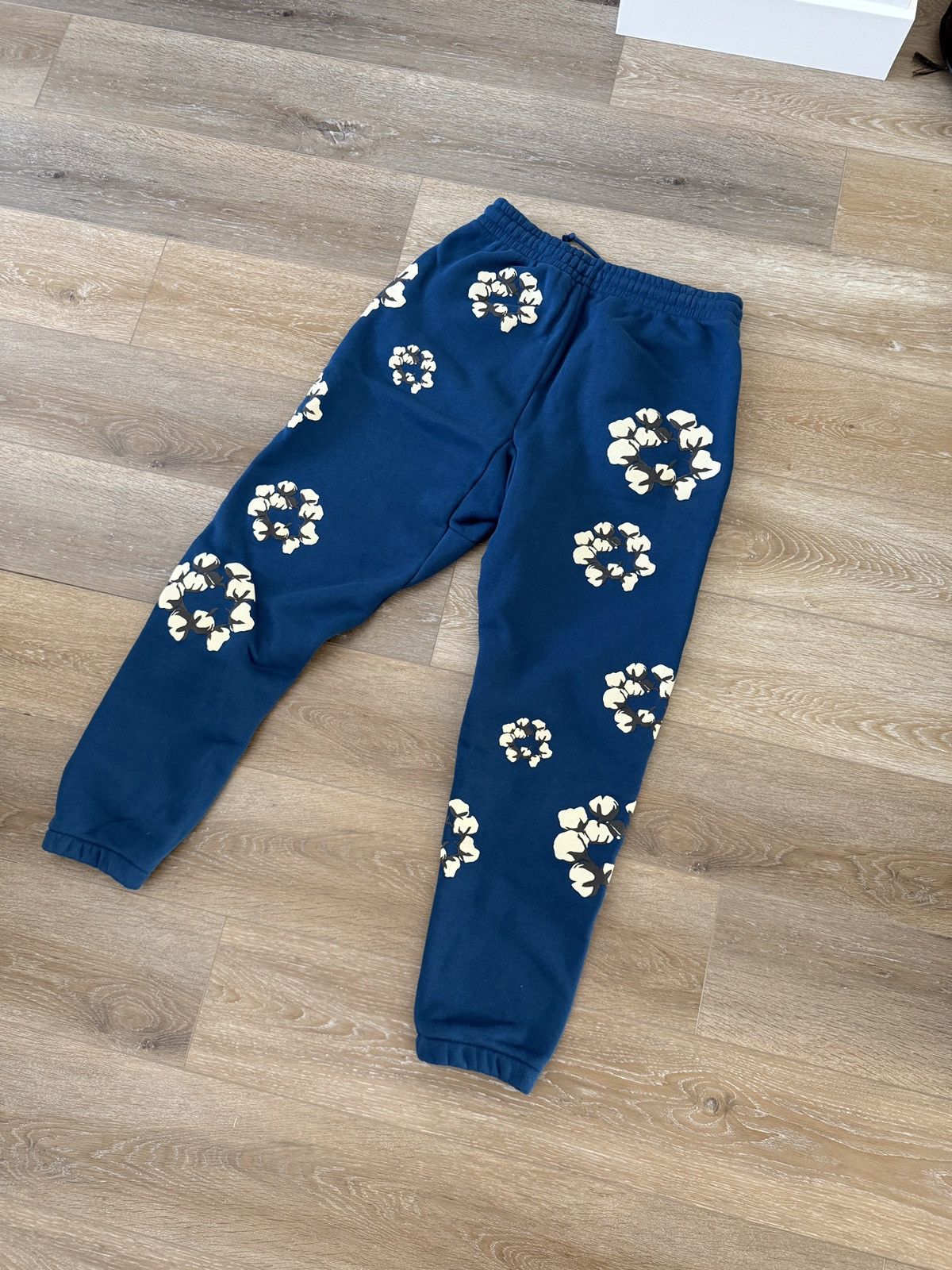 DENIM TEARS RARE DENIM TEARS MONO WREATH SWEAT PANTS Size US 32 / EU 48 - 1 Thumbnail