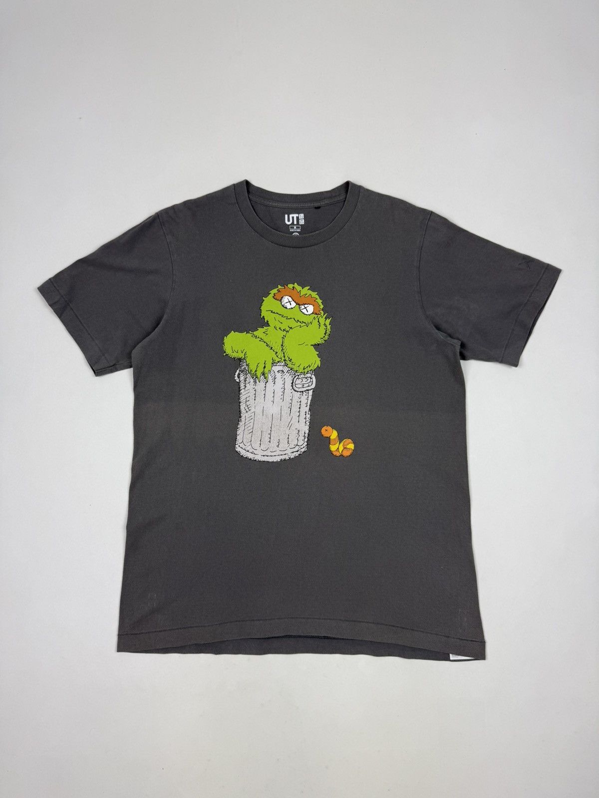 Kaws Uniqlo Kaws Sesame Street “Oscar The Grouch” t shirt Size US M / EU 48-50 / 2 - 1 Thumbnail