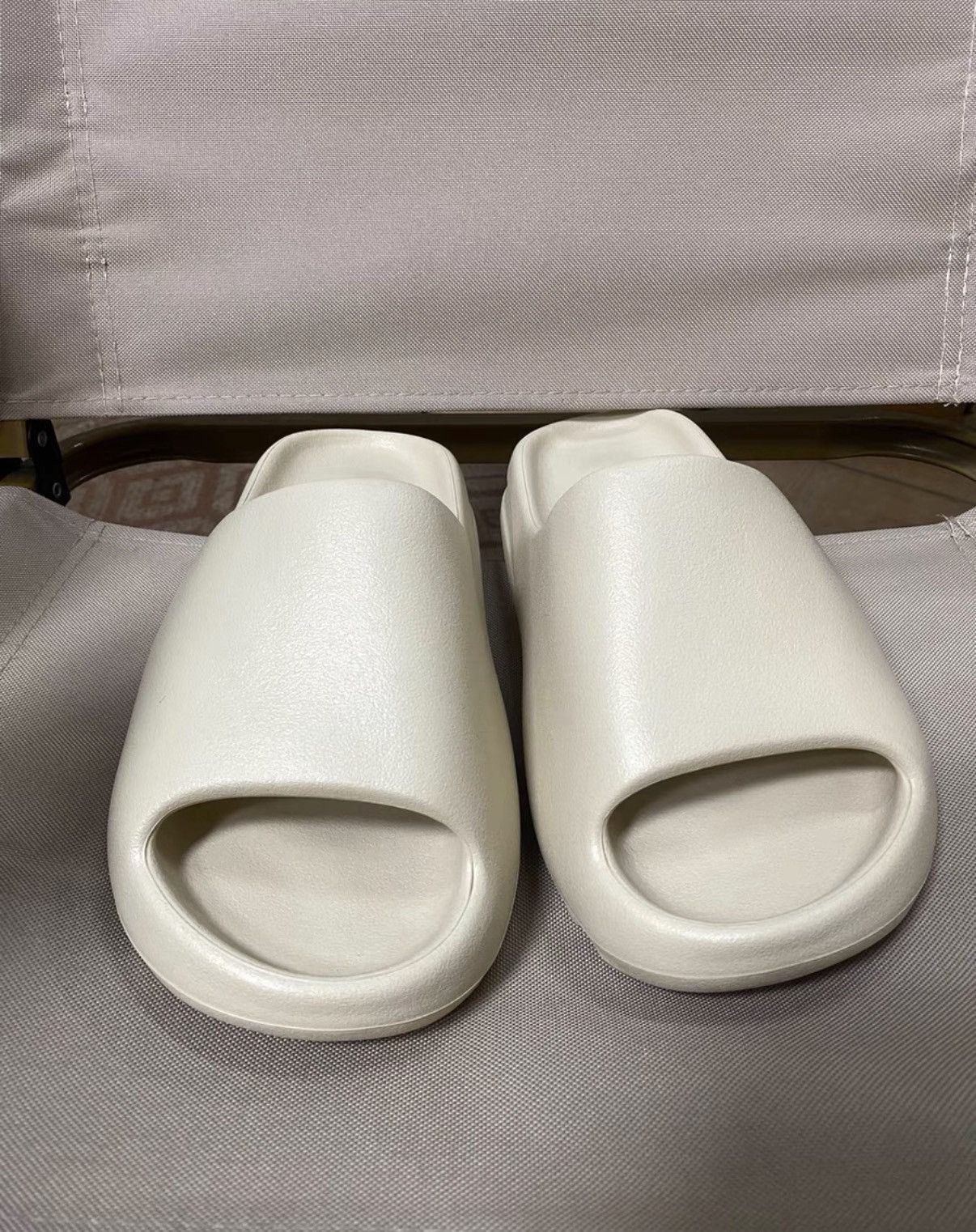 Adidas Adidas Yeezy Slide Bone K37 Size US 9 / IT 39 - 3 Thumbnail