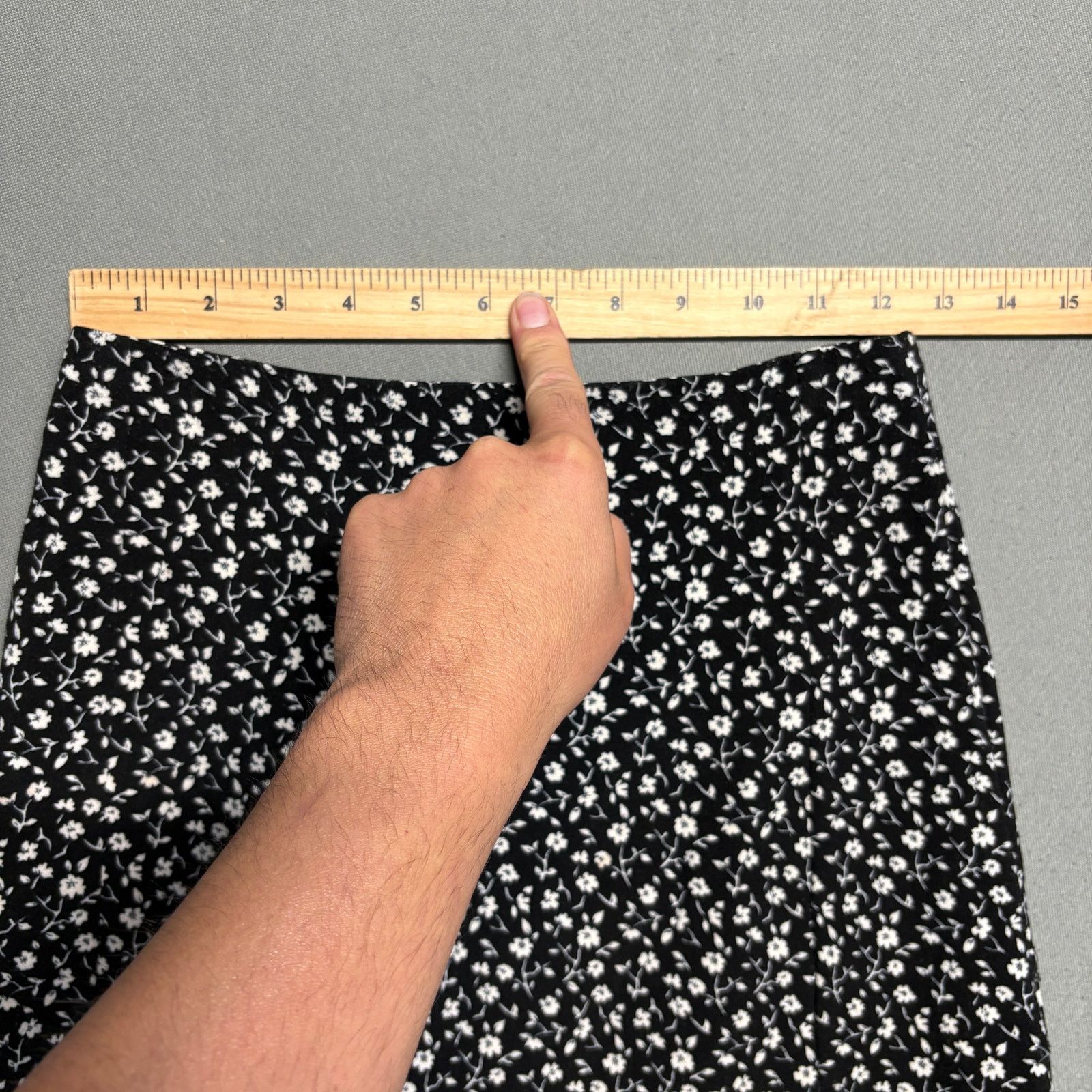 Brandy Melville Brandy Melville Floral Mini "Cara" Skirt Black One Size Size 25" / US 0 / IT 36 - 9 Thumbnail