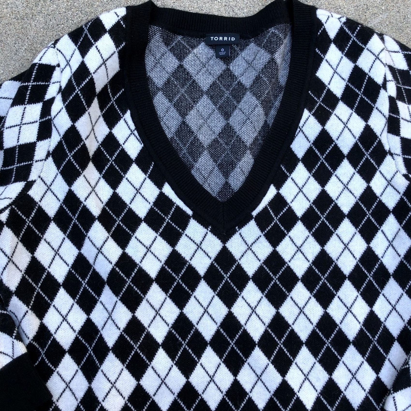 Torrid TORRID Argyle Sweater Women's 0 Sweatshirt V Neck Long Sleeve Black White Rayon Knit Pullover Women Size XS / US 0-2 / IT 36-38 - 2 Thumbnail