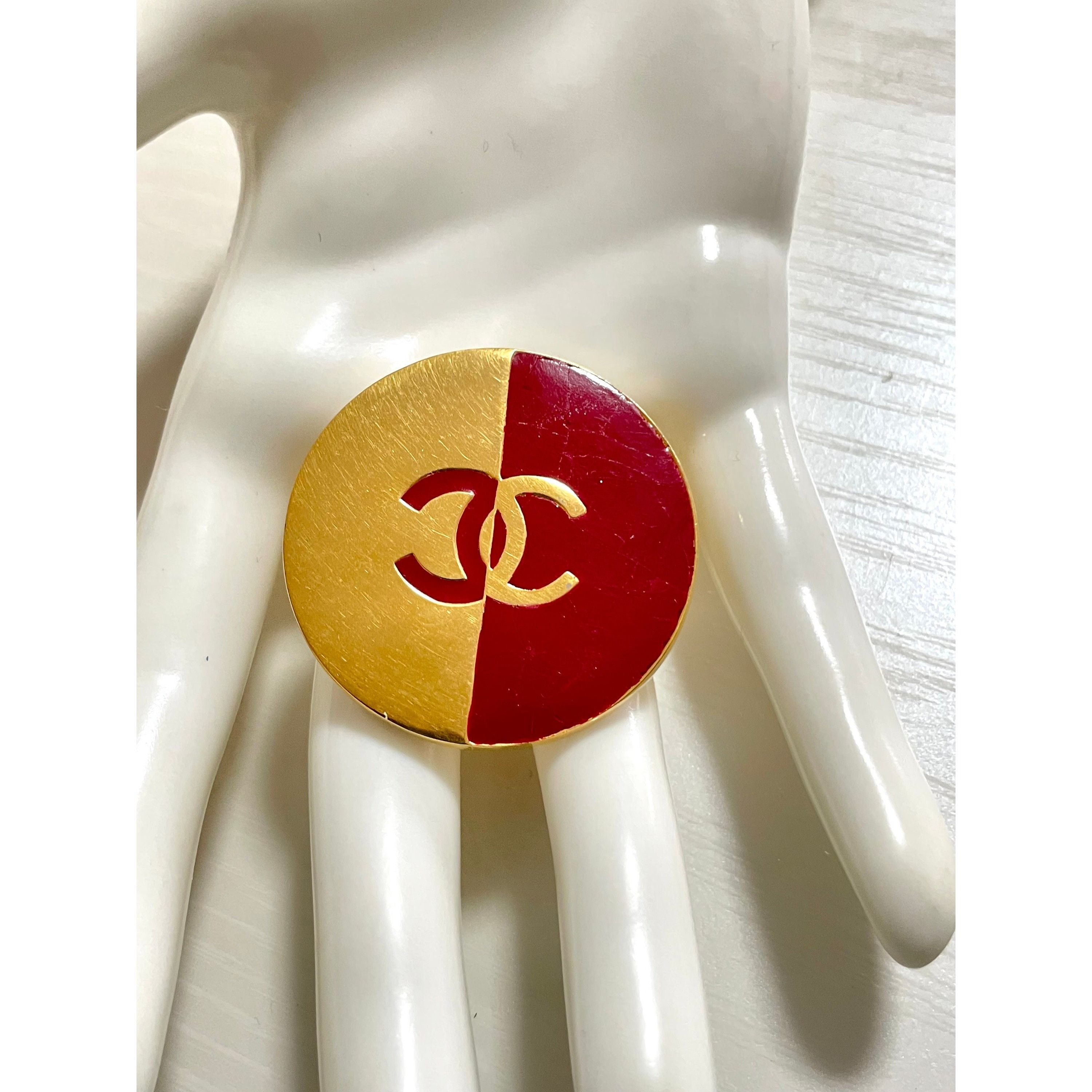 Chanel Vintage CHANEL red and gold round CC brooch. Size ONE SIZE - 2 Thumbnail