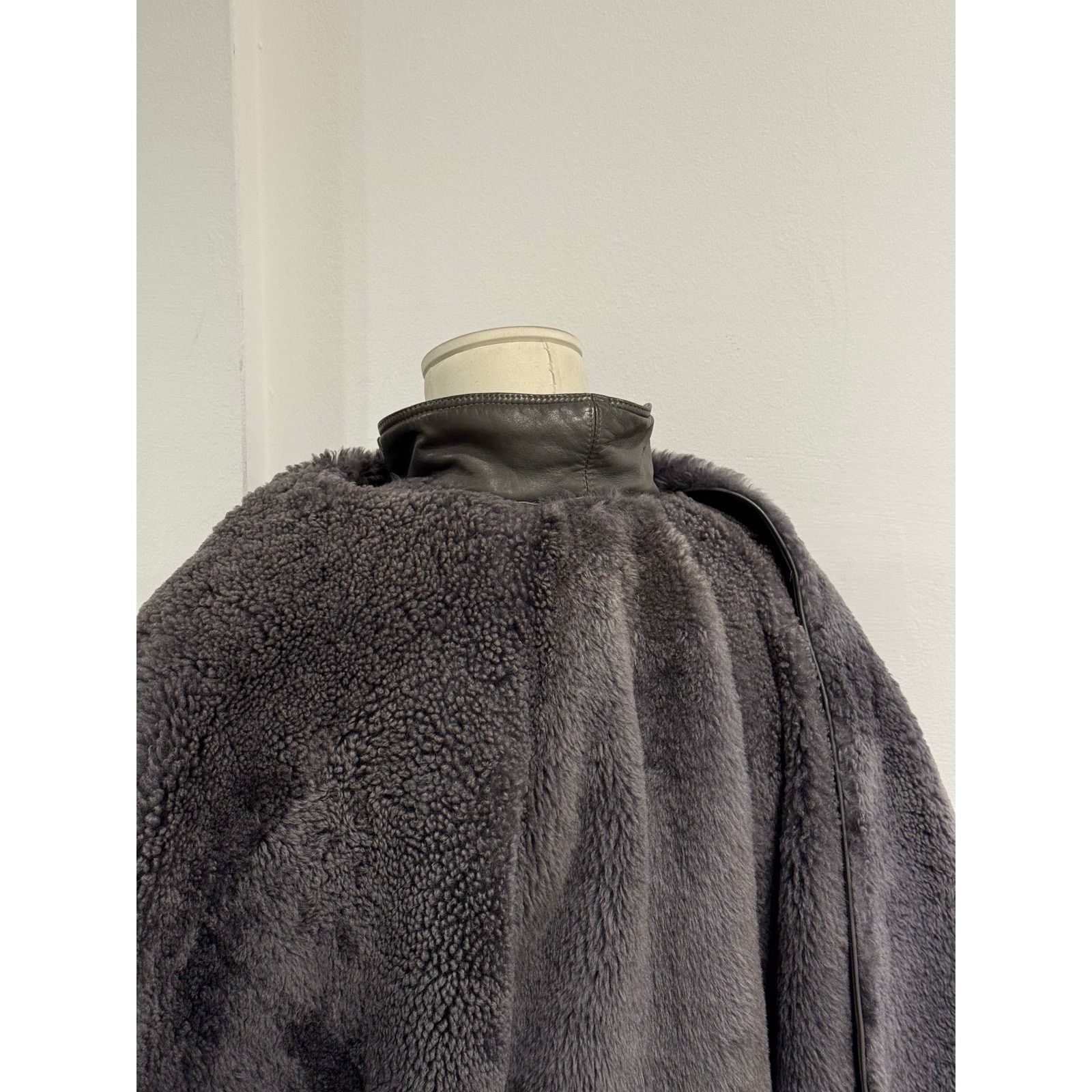 Versace 1980 Gianni Versace shearling leather cape jacket with scarf Size M / US 6-8 / IT 42-44 - 6 Thumbnail