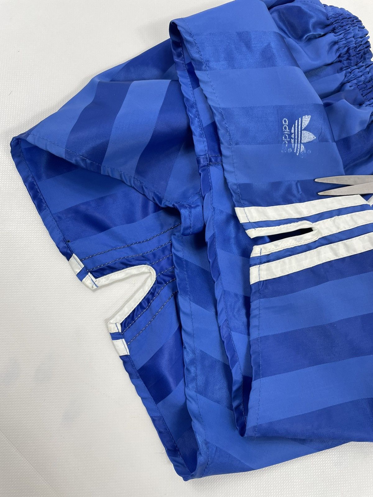 Adidas 70 ADIDAS West Germany 3-Stripes Nylon Sprinter Glanz Shorts Size US 32 / EU 48 - 14 Thumbnail