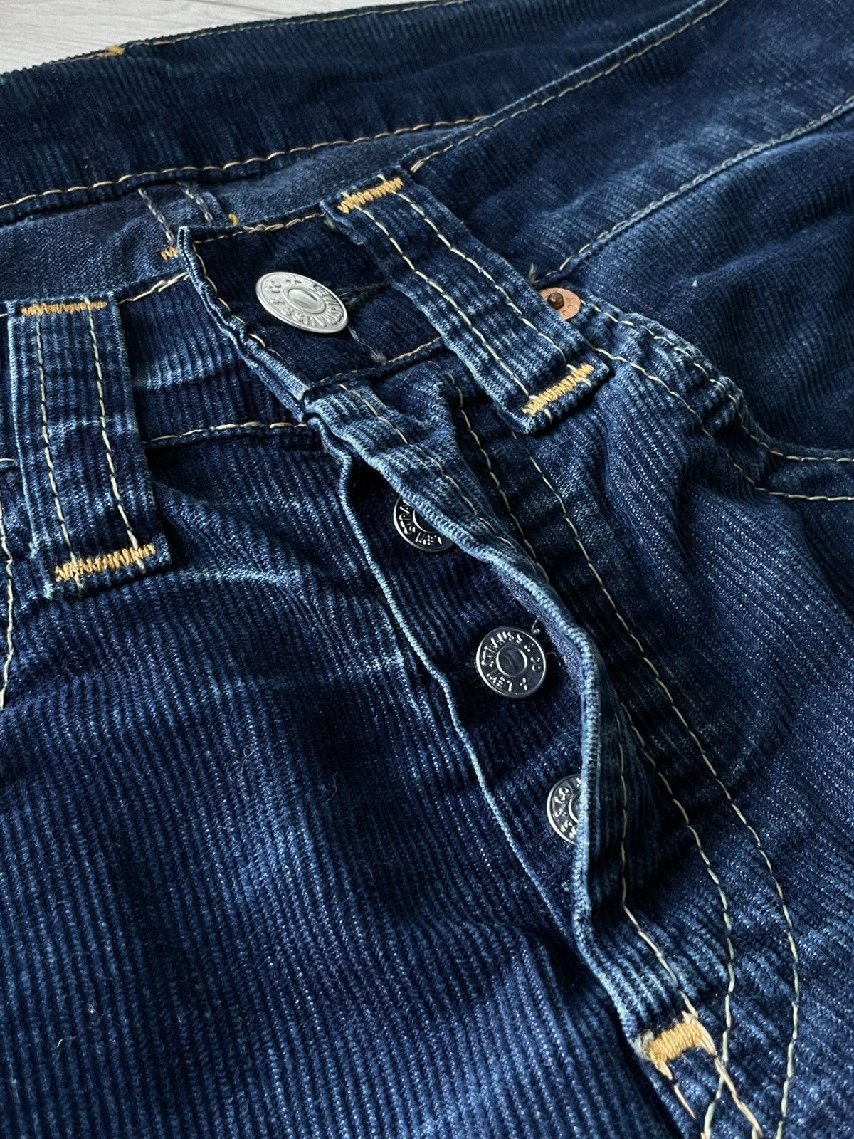 Levi's Vintage Levi’s 901 Denim Jeans 90’s Dark Blue Bootcut RARE Size US 34 / EU 50 - 9 Thumbnail