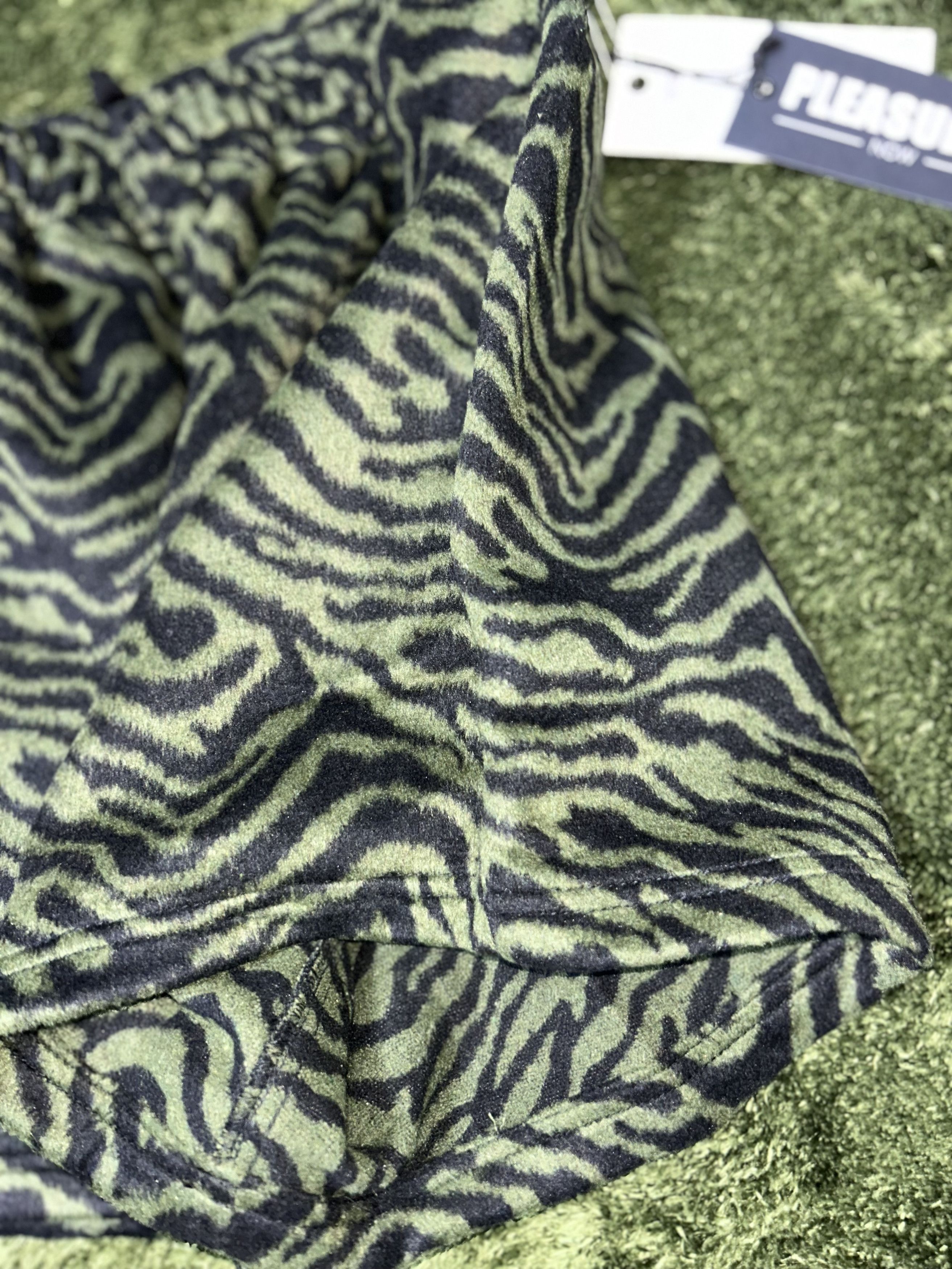 Pleasures [M] pleasures fuzzy stripe pattern shorts Size US 34 / EU 50 - 4 Thumbnail