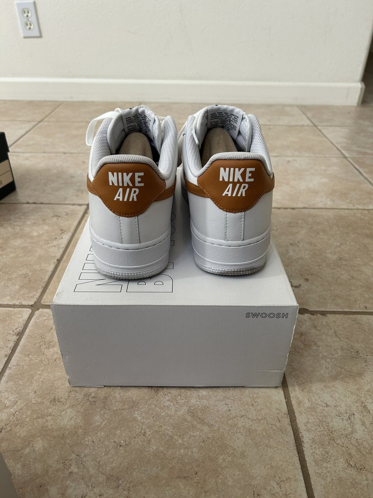 Nike NIKE AIR FORCE 1 WHITE/CURRY SZ 9.5 Size US 9.5 / EU 42-43 - 4 Thumbnail