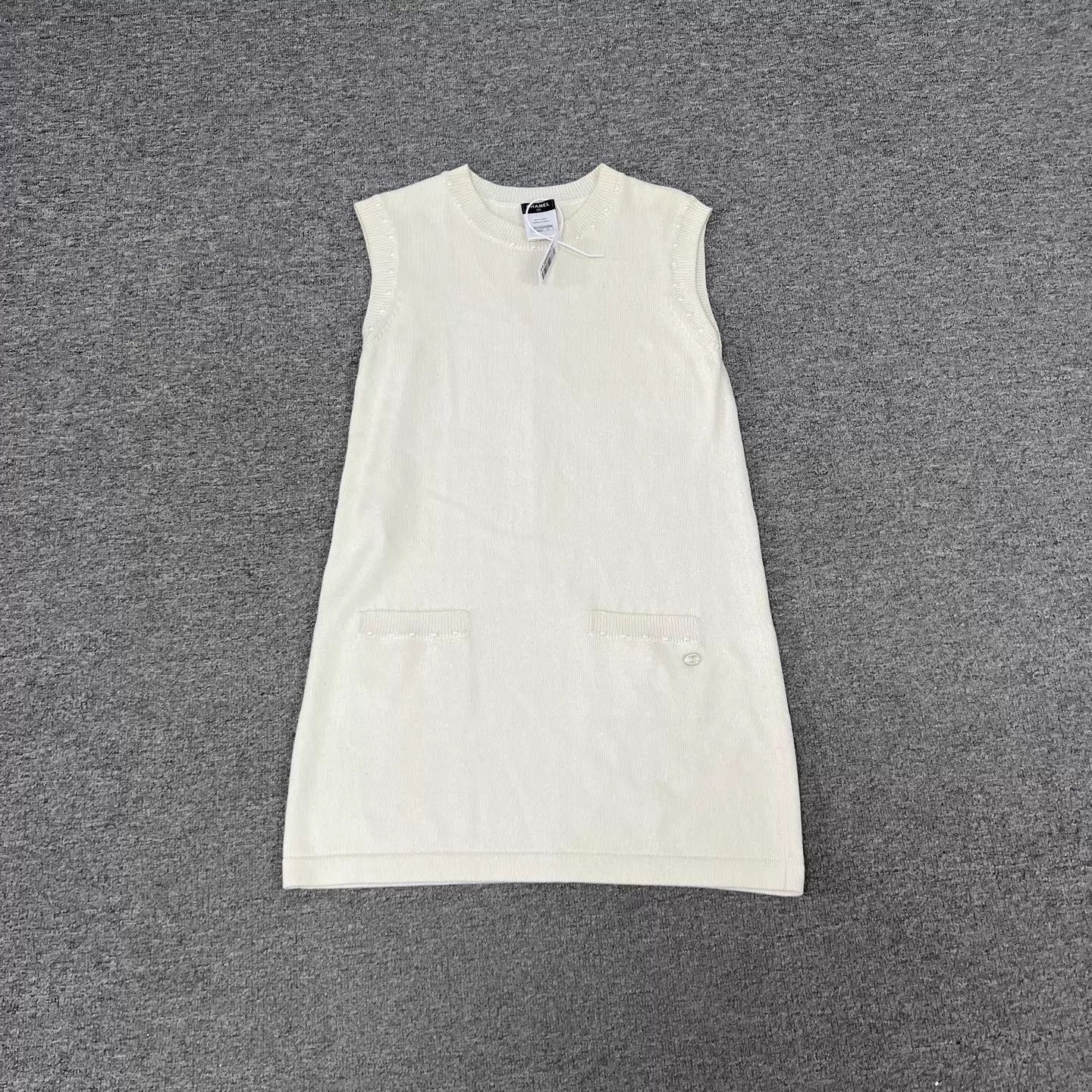 Chanel Chanel knit sleeveless pearl dress 42 99 new Size M / US 6-8 / IT 42-44 - 1 Thumbnail