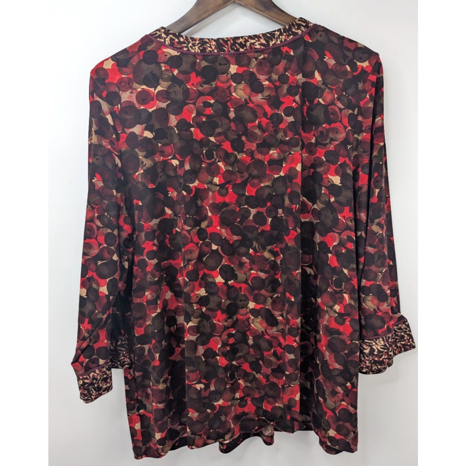 Vintage Susan Graver Red Liquid Knit Printed Top Ruched Neckline A91328 XL Tunic Blouse 3/4 Sleeve Solid Knit Polyester Spandex Classic Womens Size XL / US 12-14 / IT 48-50 - 4 Thumbnail