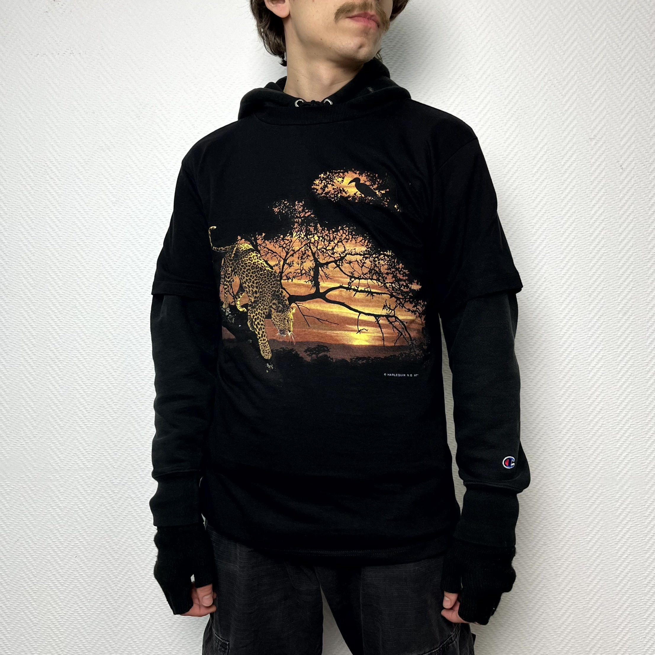 Vintage Vintage 90s Harlequin Leopard Sunset T‑Shirt Black Size M Size US M / EU 48-50 / 2 - 8 Thumbnail