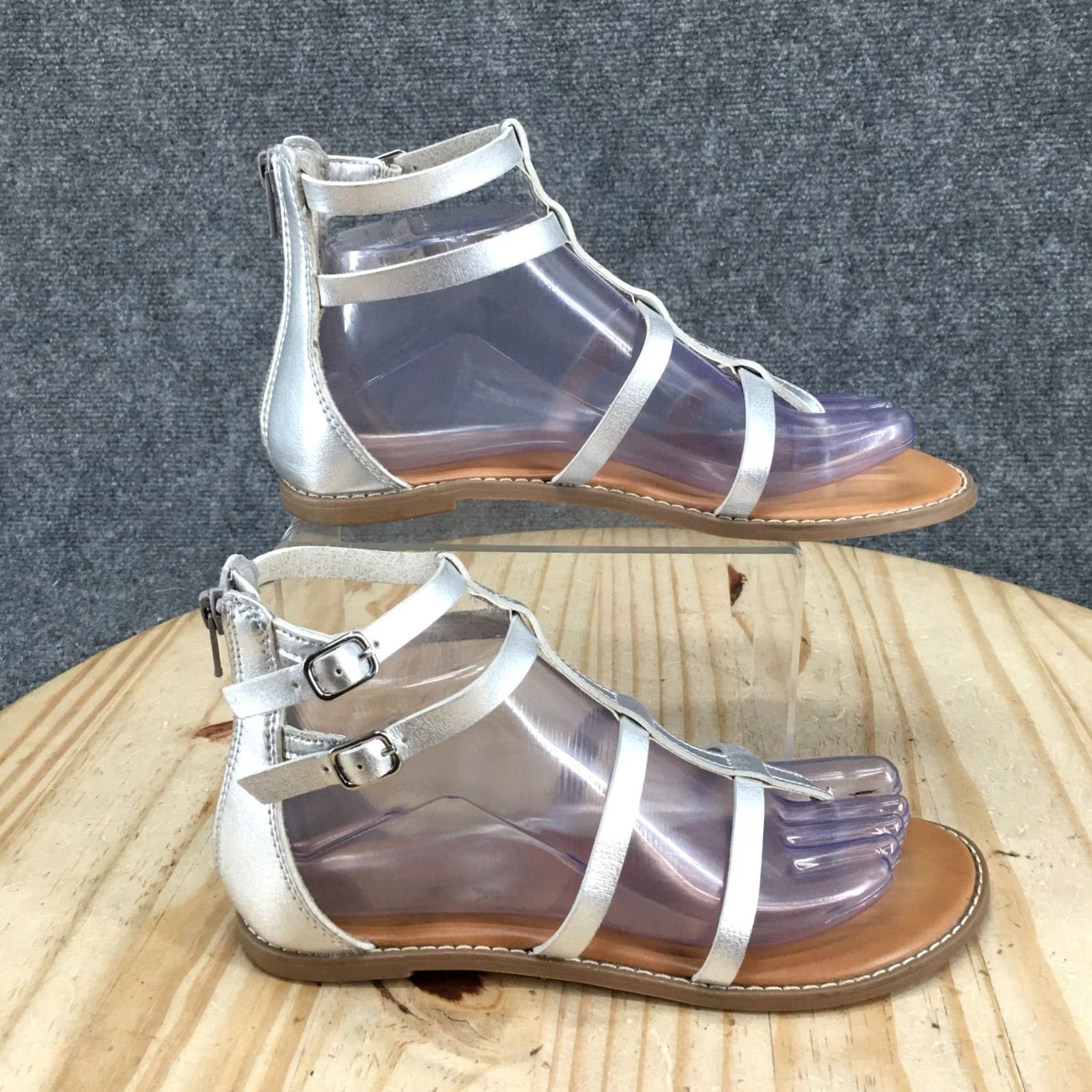 Old Navy Old Navy Sandals Gladiator Womens 7 Silver Ankle Strap Casual Flats Open Toe Shoes Size US 7 / IT 37 - 2 Thumbnail
