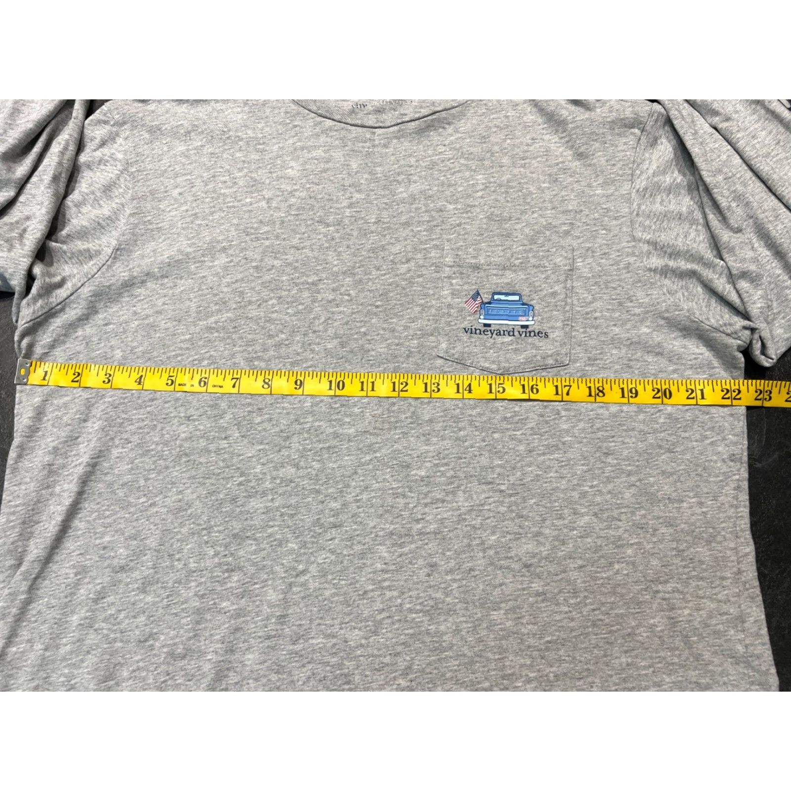 Vineyard Vines Vineyard Vines Men's T-Shirt Long Sleeve Pickup Truck Graphic Gray Adult Large Patriotic All Seasons Size US L / EU 52-54 / 3 - 5 Thumbnail