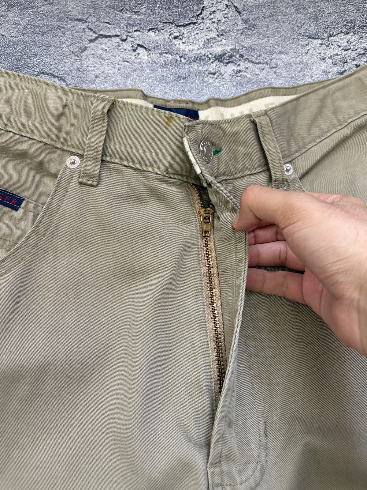 Tommy Hilfiger Vintage 1999 Tommy Hilfiger Cargo Pants Khaki Baggy 31/34 Size US 31 - 13 Thumbnail