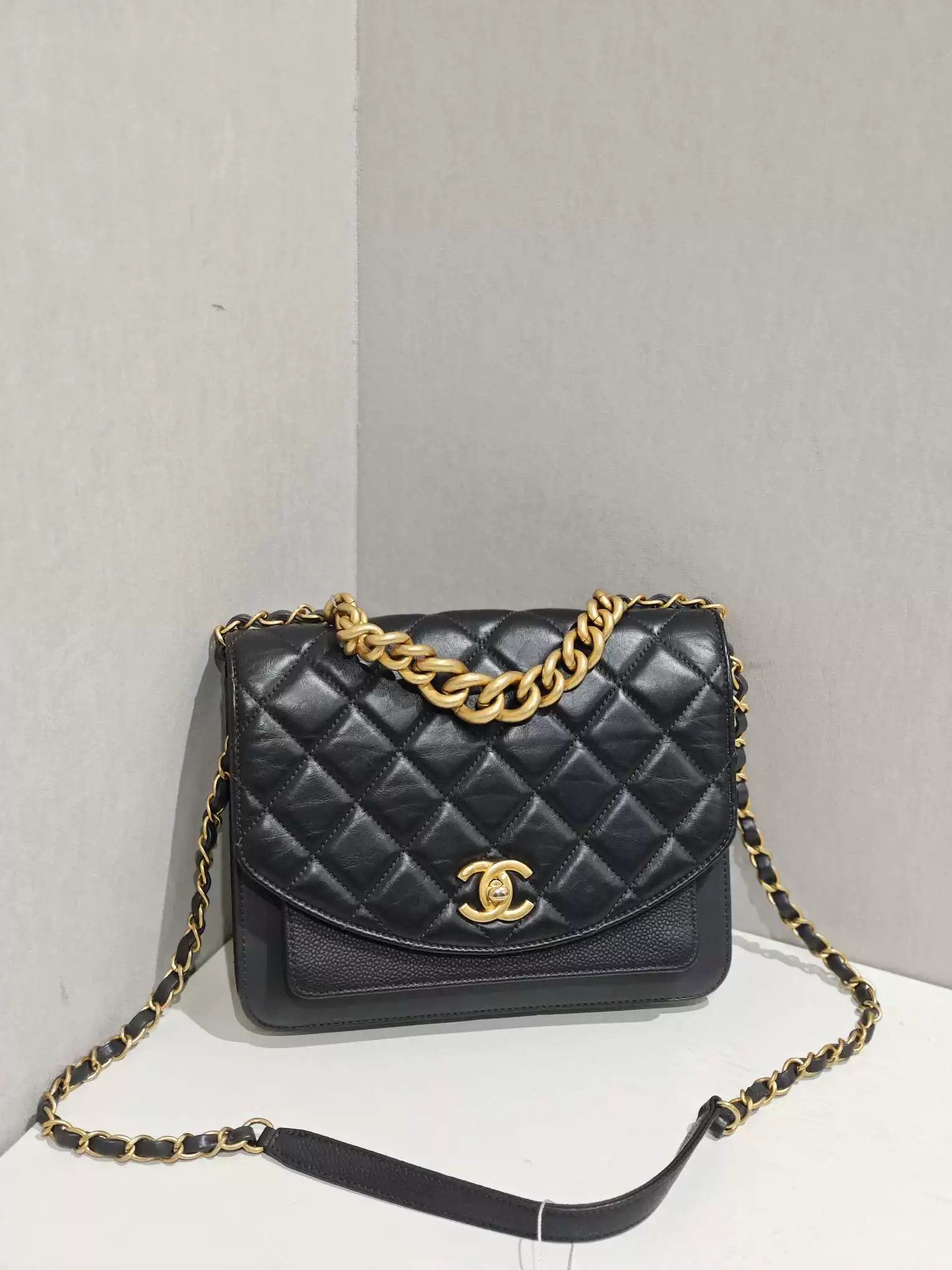 Chanel Pre-loved Bag Very good condition Size ONE SIZE - 1 Thumbnail