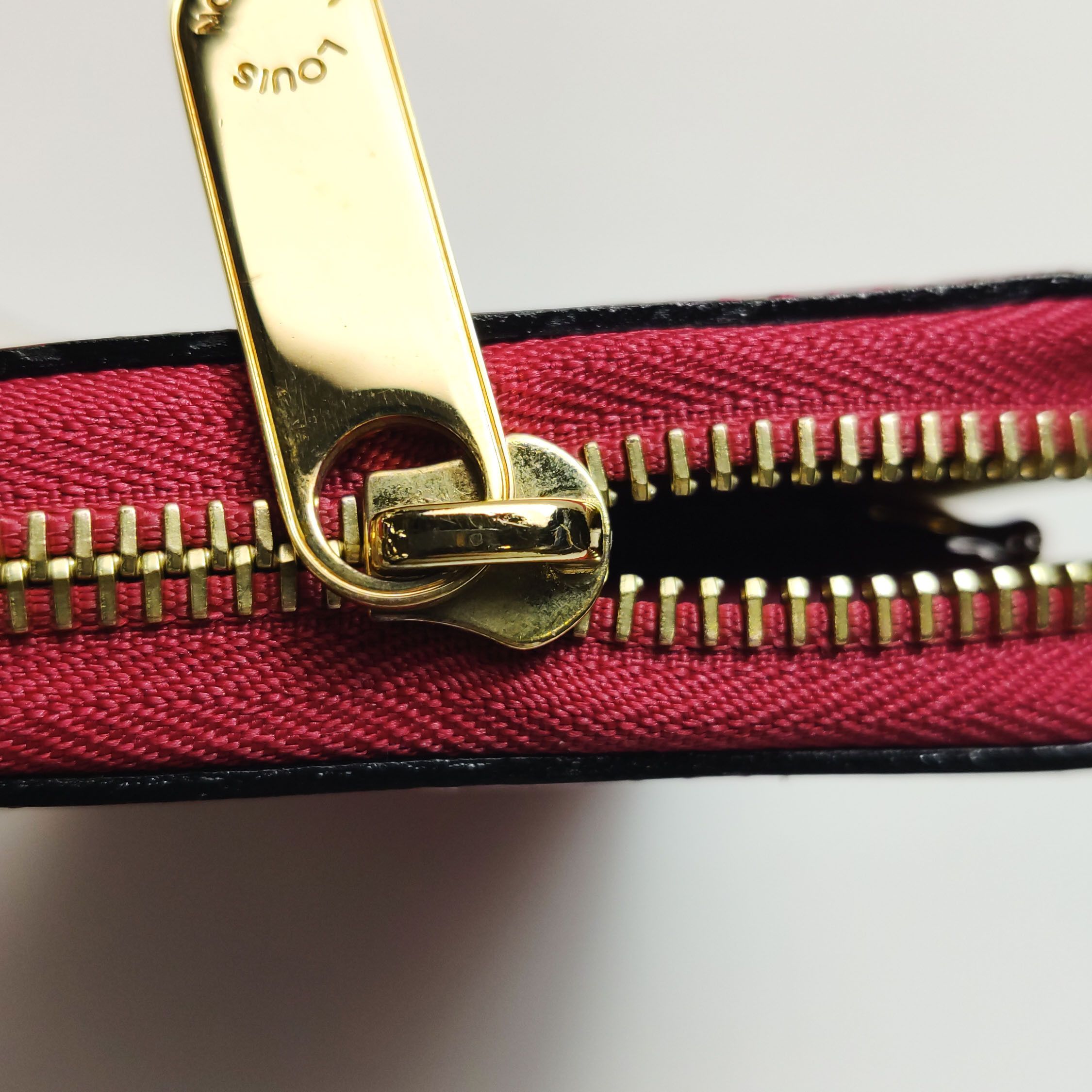 Louis Vuitton Louis Vuitton (LV) Zippy patent leather monogram embossed z Size ONE SIZE - 5 Thumbnail