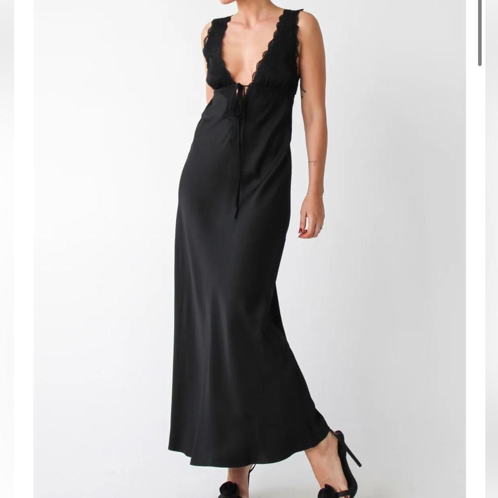 REVOLVE Rumored l NWT Venice Maxi Satin Lace Dress Small Size S / US 4 / IT 40 - 12 Thumbnail