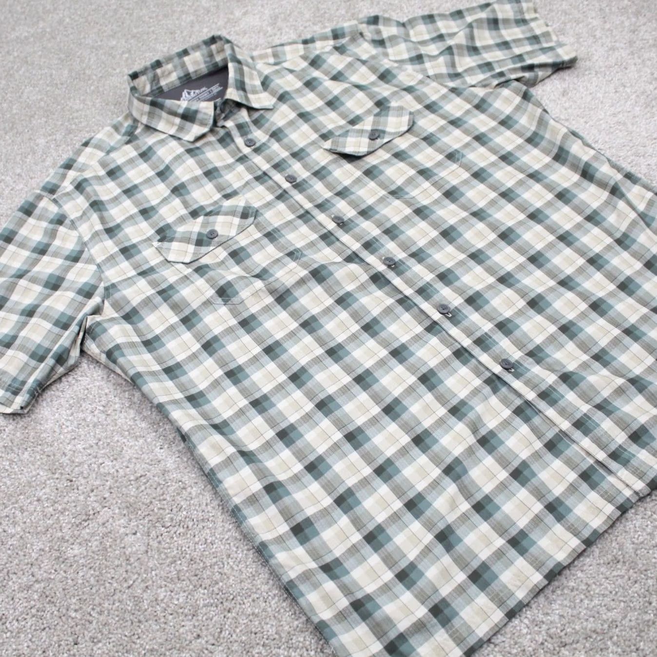 Croft & Barrow Croft & Barrow Quick Dry Shirt Mens Large Green/Gray Plaid Poly S/S Button Up Size US L / EU 52-54 / 3 - 5 Thumbnail