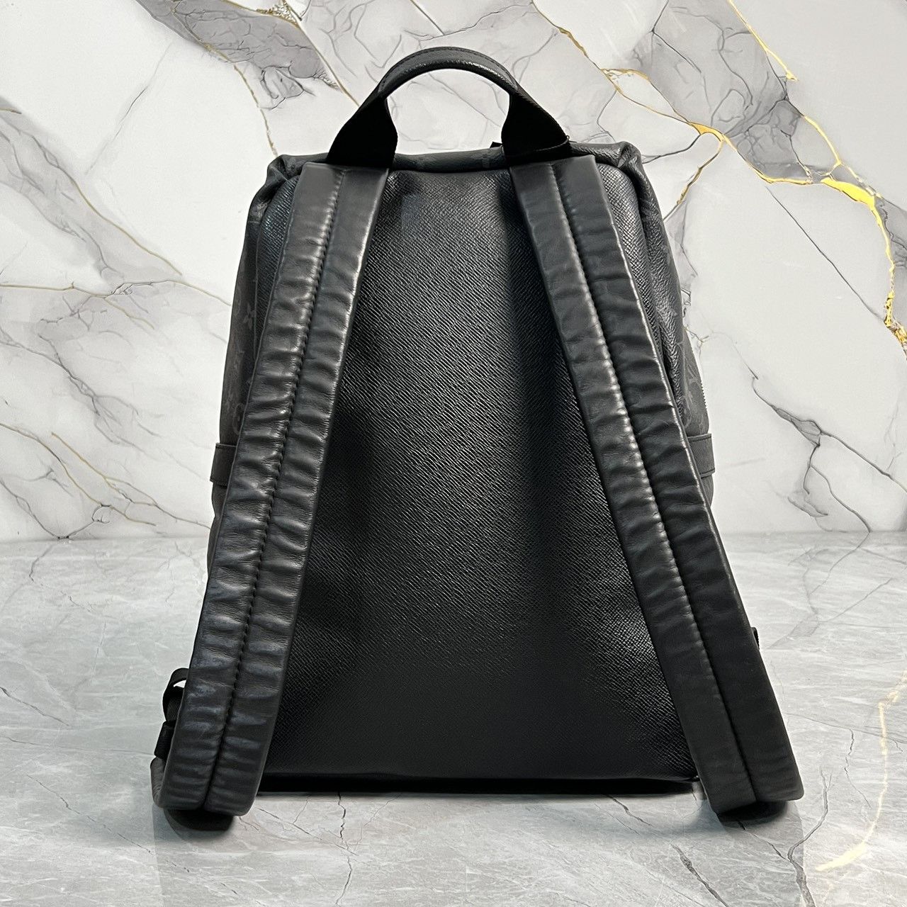 Louis Vuitton Louis Vuitton Monogram Discovery Taiga Backpack Size ONE SIZE - 3 Thumbnail