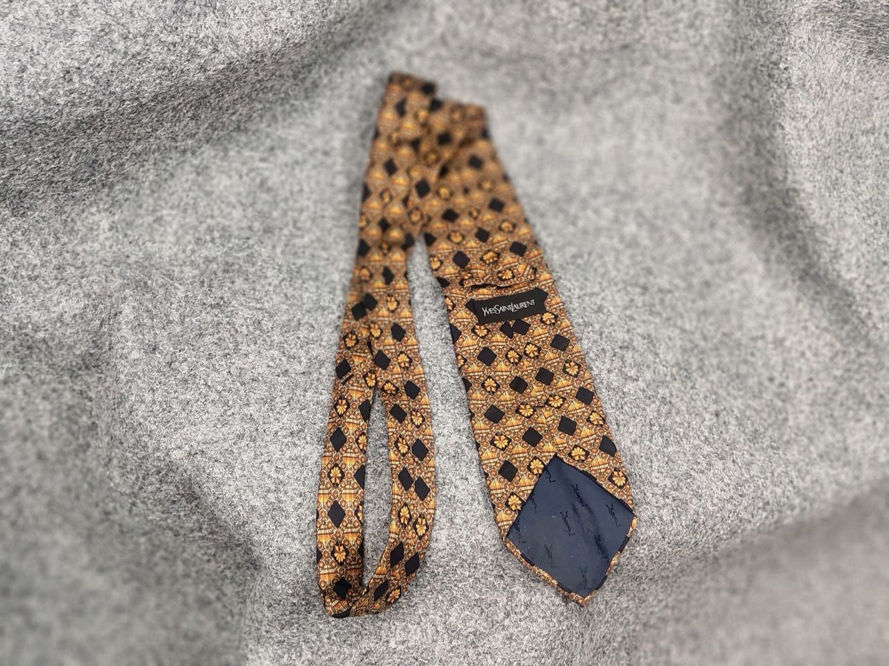 Yves Saint Laurent Yves Saint Laurent Vintage Silk designer tie Gold Pattern Size ONE SIZE - 13 Thumbnail