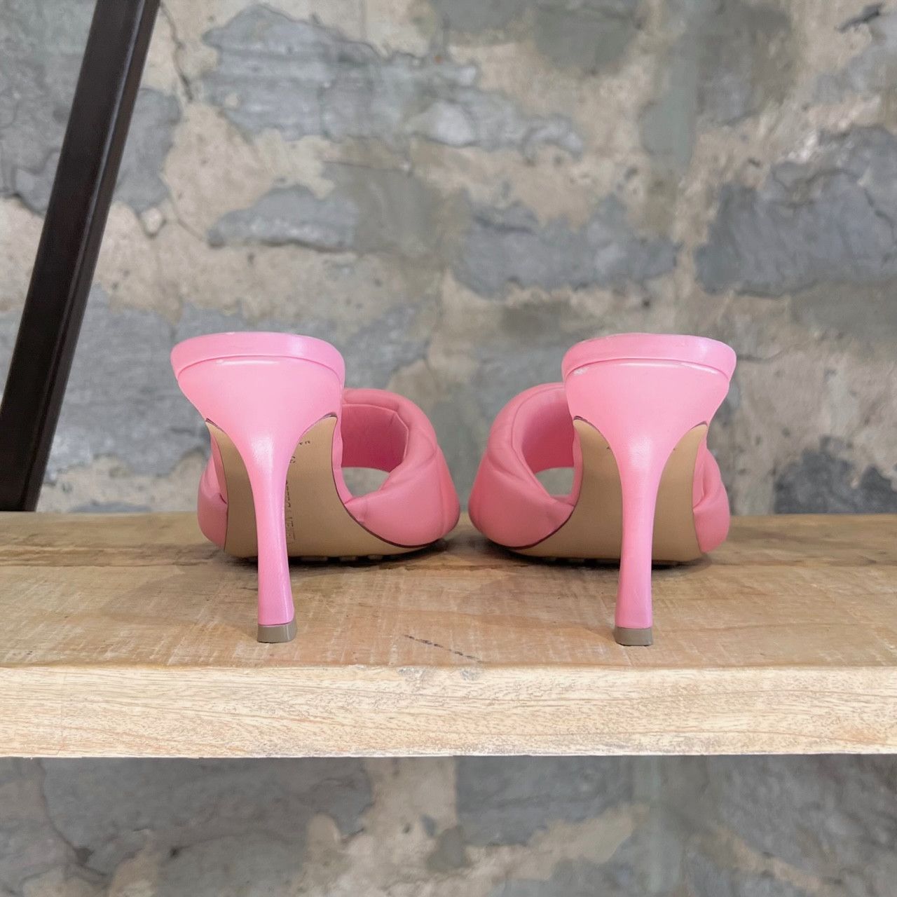 Bottega Veneta Bottega Veneta Blossom Pink Leather The Rubber Lido Sandals Size US 7.5 / IT 37.5 - 7 Thumbnail