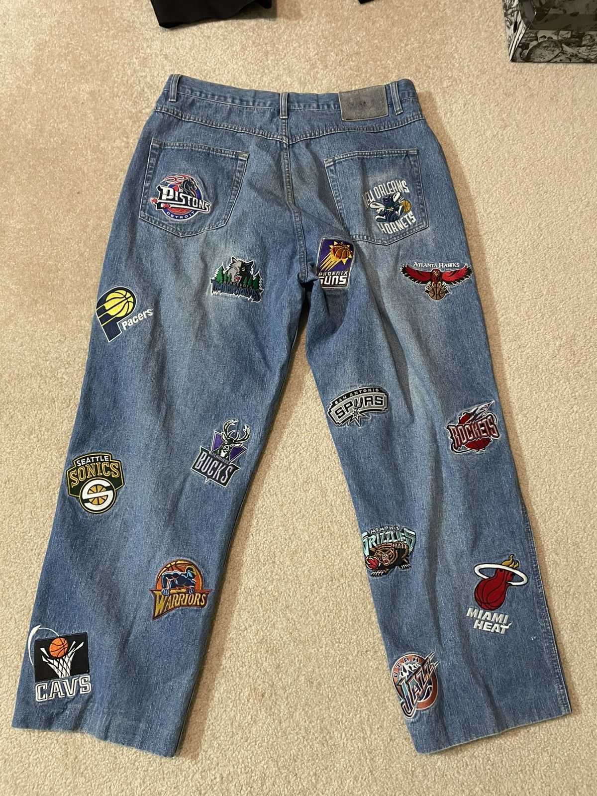 basketcase gallery 2003 Vintage NBA Patch Jeans by UNK Size US 35 - 2 Thumbnail